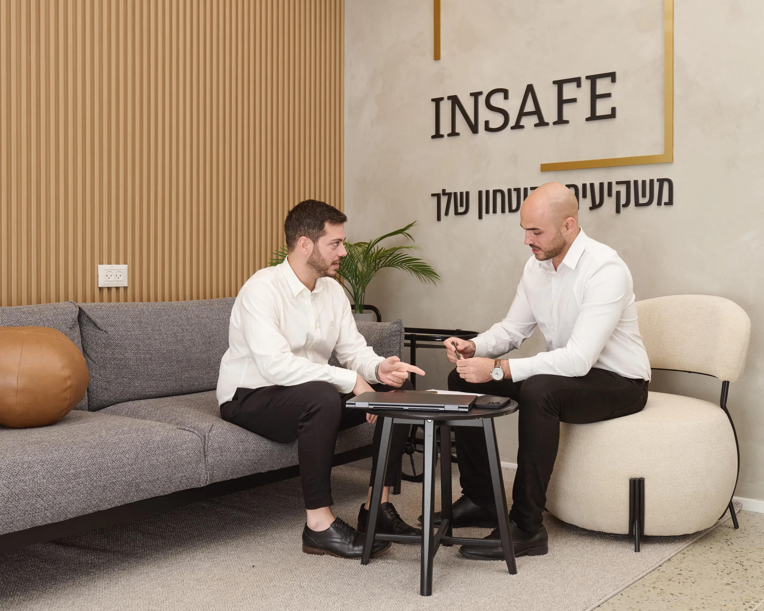 צילומי תדמית לשני שותפים עסקיים במשרד רואי חשבון בראשון לציון: פורטרט סביבתי באווירה מודרנית ומוארת המשרה אמינות ויוקרה.