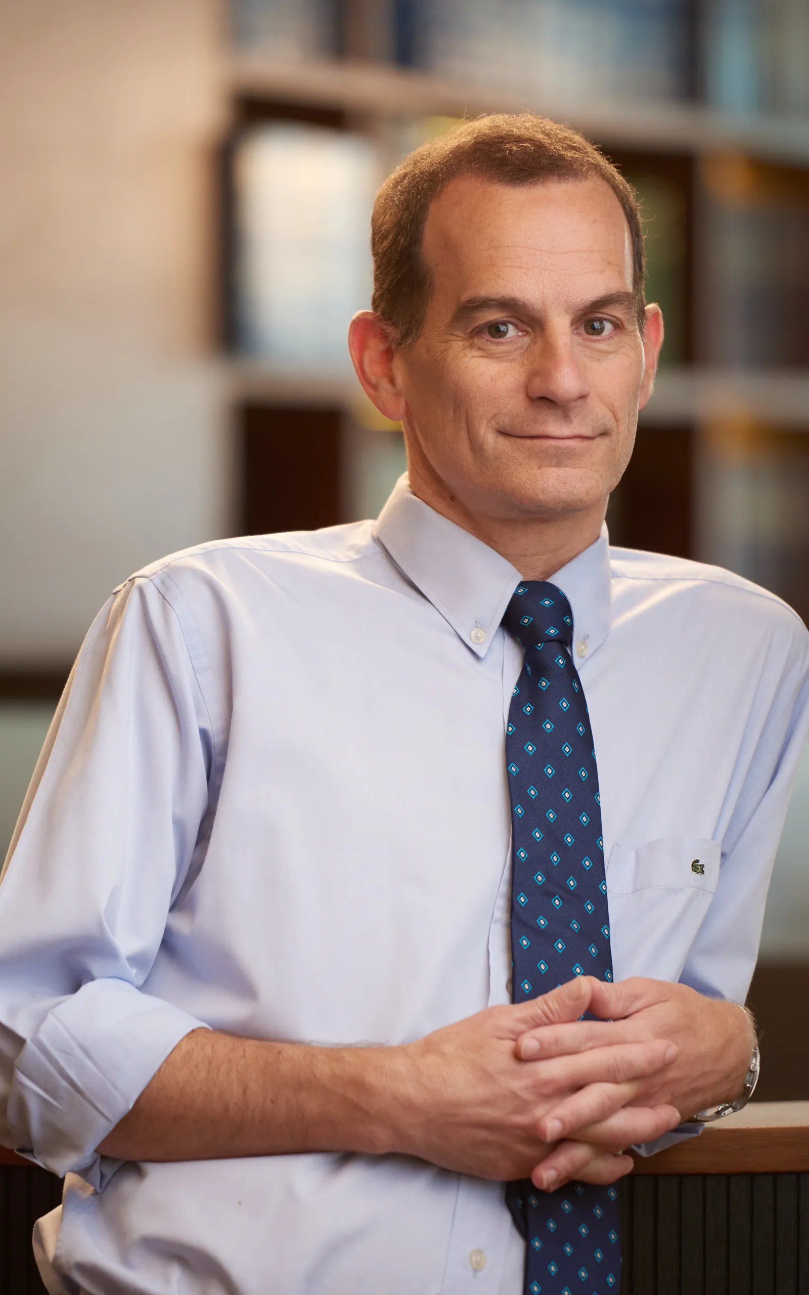 צילום תדמית לעורך דין במשרד בתל אביב: מבט סמכותי ונינוח המשרה ביטחון, מיועד לאתר העסקי.