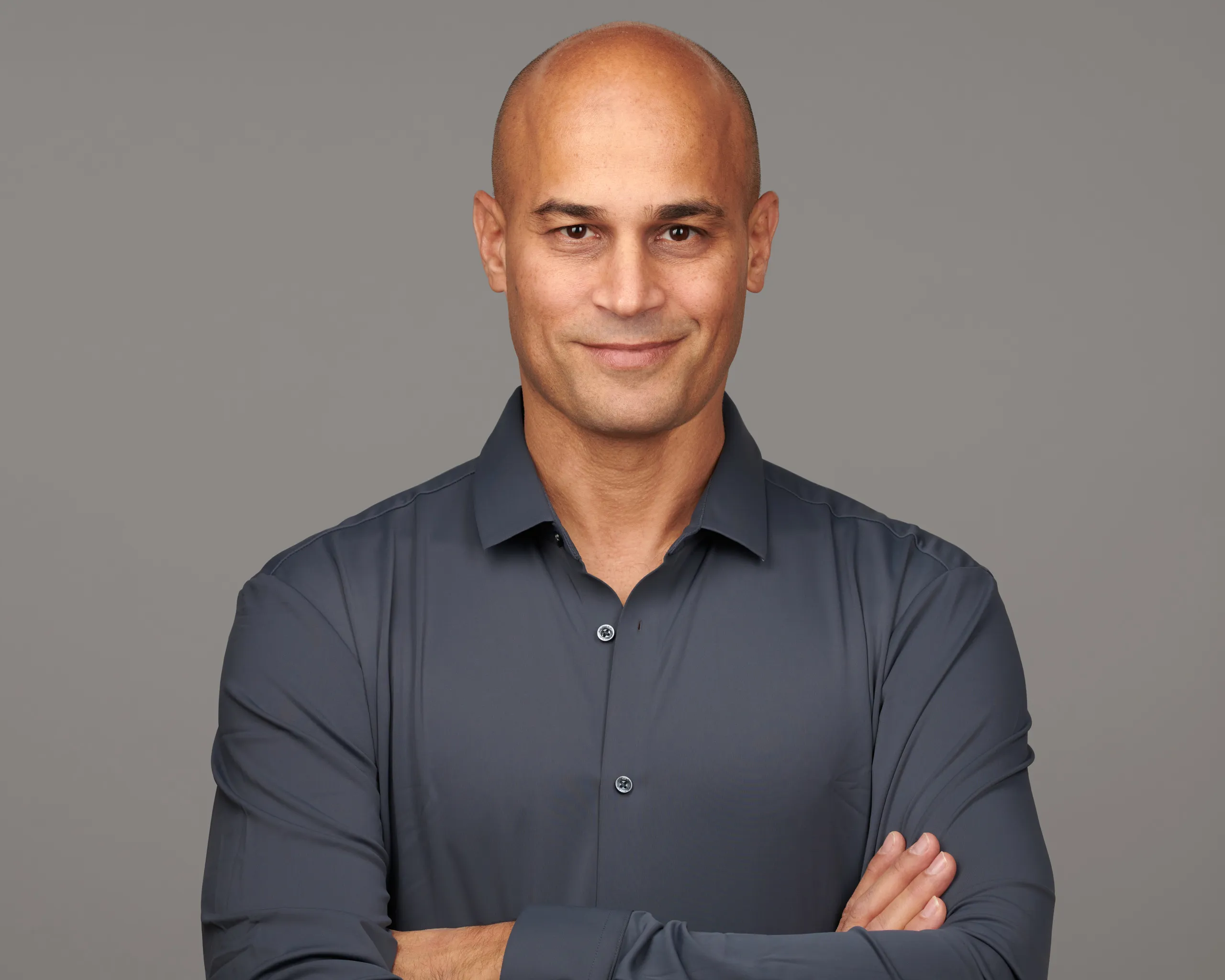 צילום תמונות פרופיל למנהל חברה מבני ברק במבט בטוח ונינוח בסטודיו, מיועד ללינקדאין ולאתר העסקי.