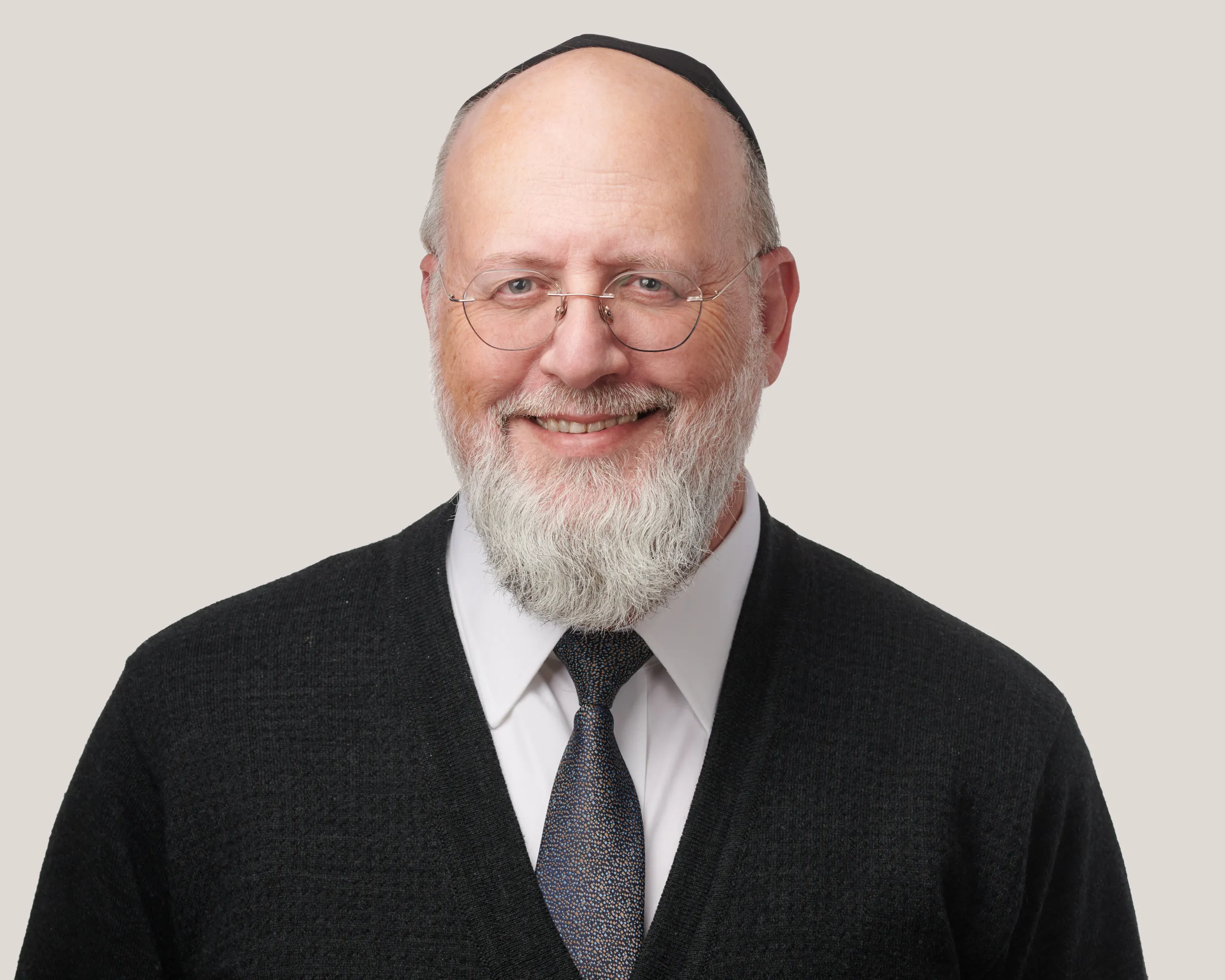 צילום תמונות פרופיל למרצה באוניברסיטה מבני ברק תחת תאורת סטודיו רכה ומחמיאה, מיועד ללינקדאין, למיתוג אישי ונוכחות דיגיטלית.