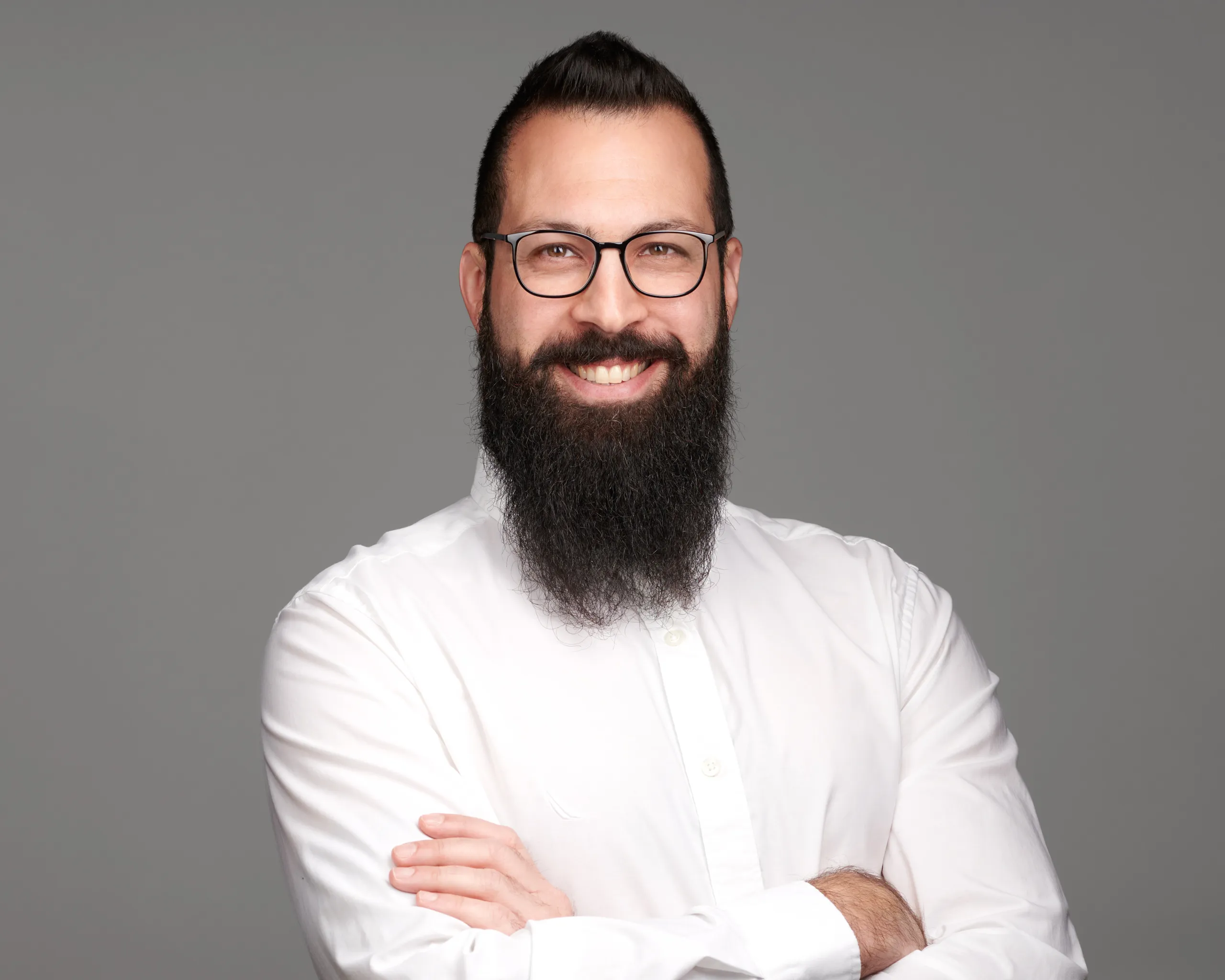 צילום תמונות פרופיל לבעל עסק מרעננה בחיוך נגיש ואנרגיה מקצועית בסטודיו, הדשוט עסקי לצרכי מיתוג אישי ונוכחות דיגיטלית.