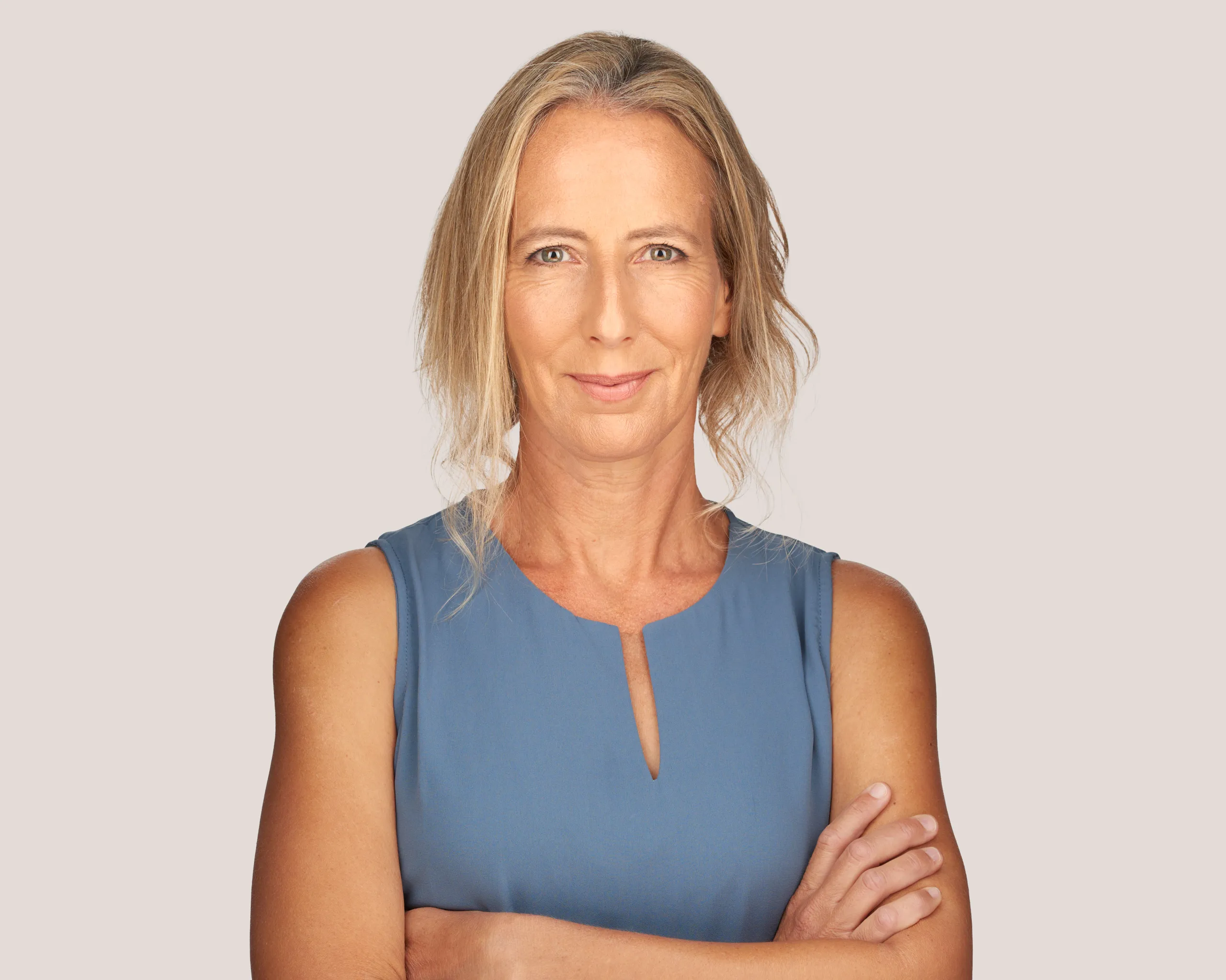 צילום תמונות פרופיל לחוקרת בתחום הרפואה מרעננה במראה ייצוגי המשרה אמינות וביטחון, מיועד ללינקדאין ולאתר העסקי.