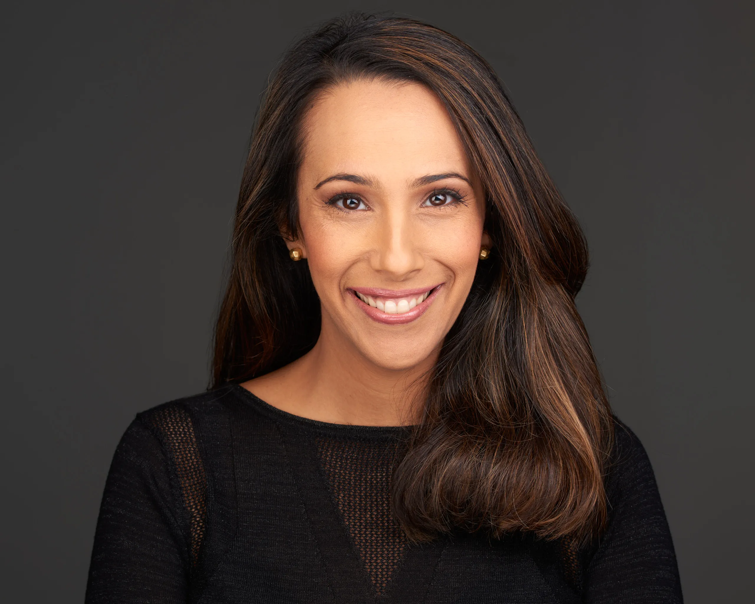 צילום תמונת פרופיל לבעלת עסק מהמרכז תחת תאורת סטודיו רכה ומחמיאה, פורטרט מקצועי לפרופיל הלינקדאין ולאתר העסקי.