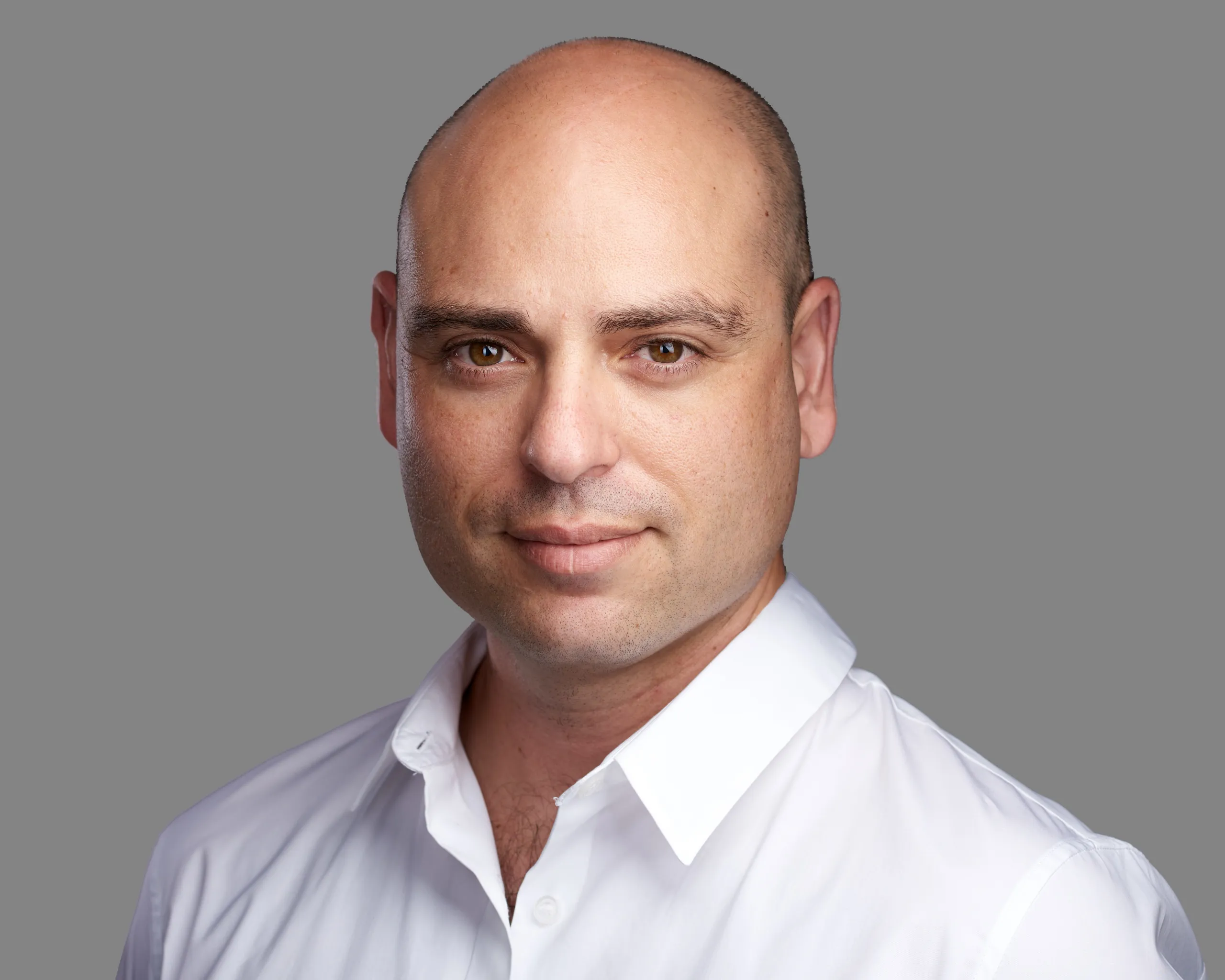 צילום תמונות פרופיל לבעל עסק מגבעתיים בהבעה סמכותית תחת תאורה מוקפדת, המיועד לאתר הבית ולשימוש עסקי מקצועי.