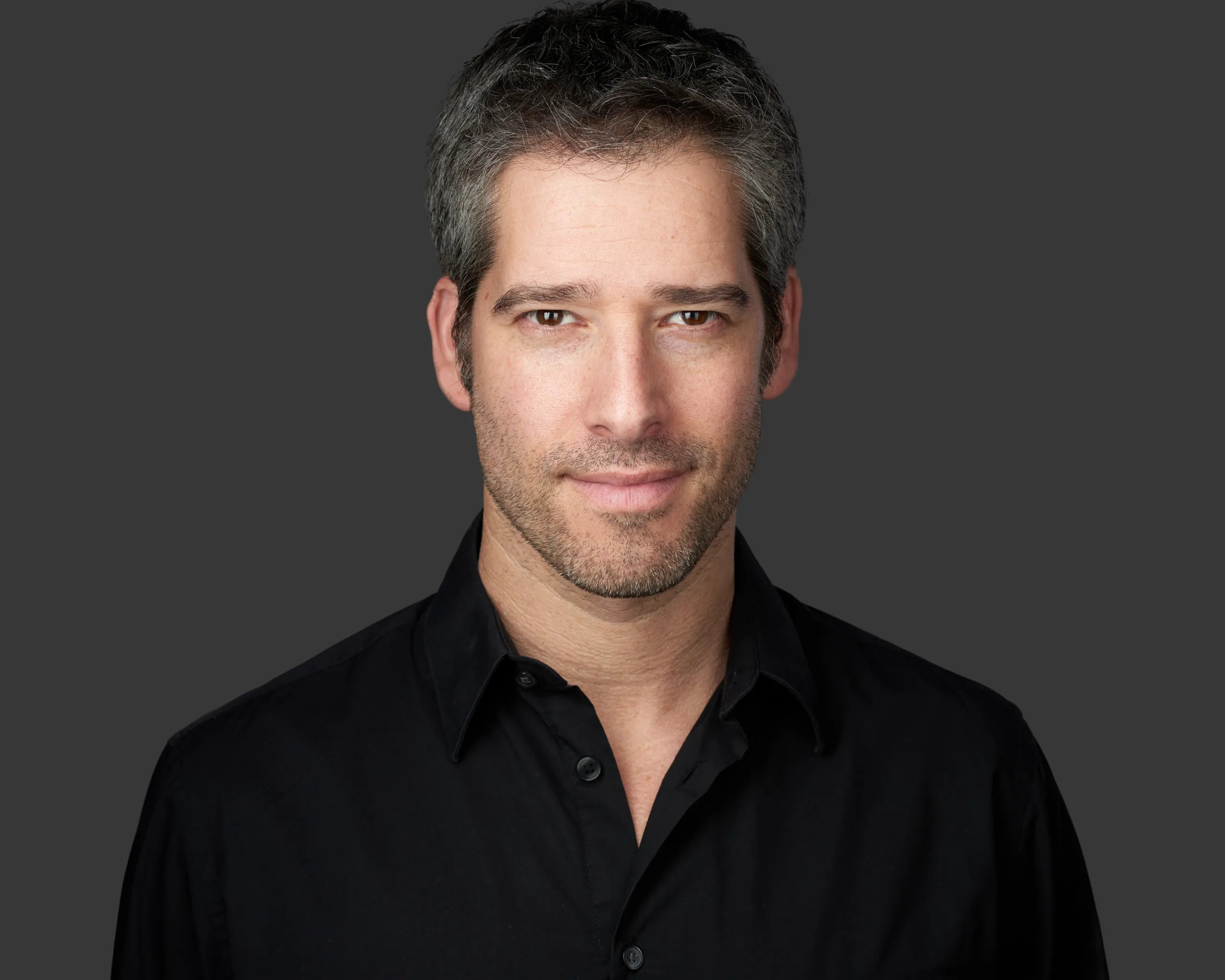 צילום תמונת פרופיל למהנדס הייטק מתל אביב, פורטרט עסקי בהבעה סמכותית תחת תאורה מוקפדת, המיועד לפרופיל הלינקדאין ולאתר החברה.