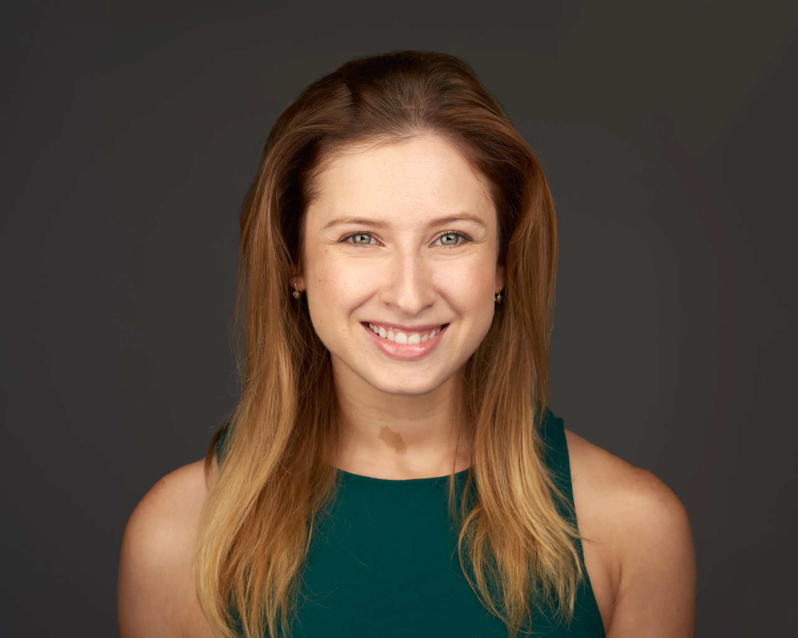 צילום תמונת פרופיל לזמרת מרמת גן בחיוך טבעי המשרה תחושת חיבור, מיועד לתיק עבודות וליהוק מקצועי.