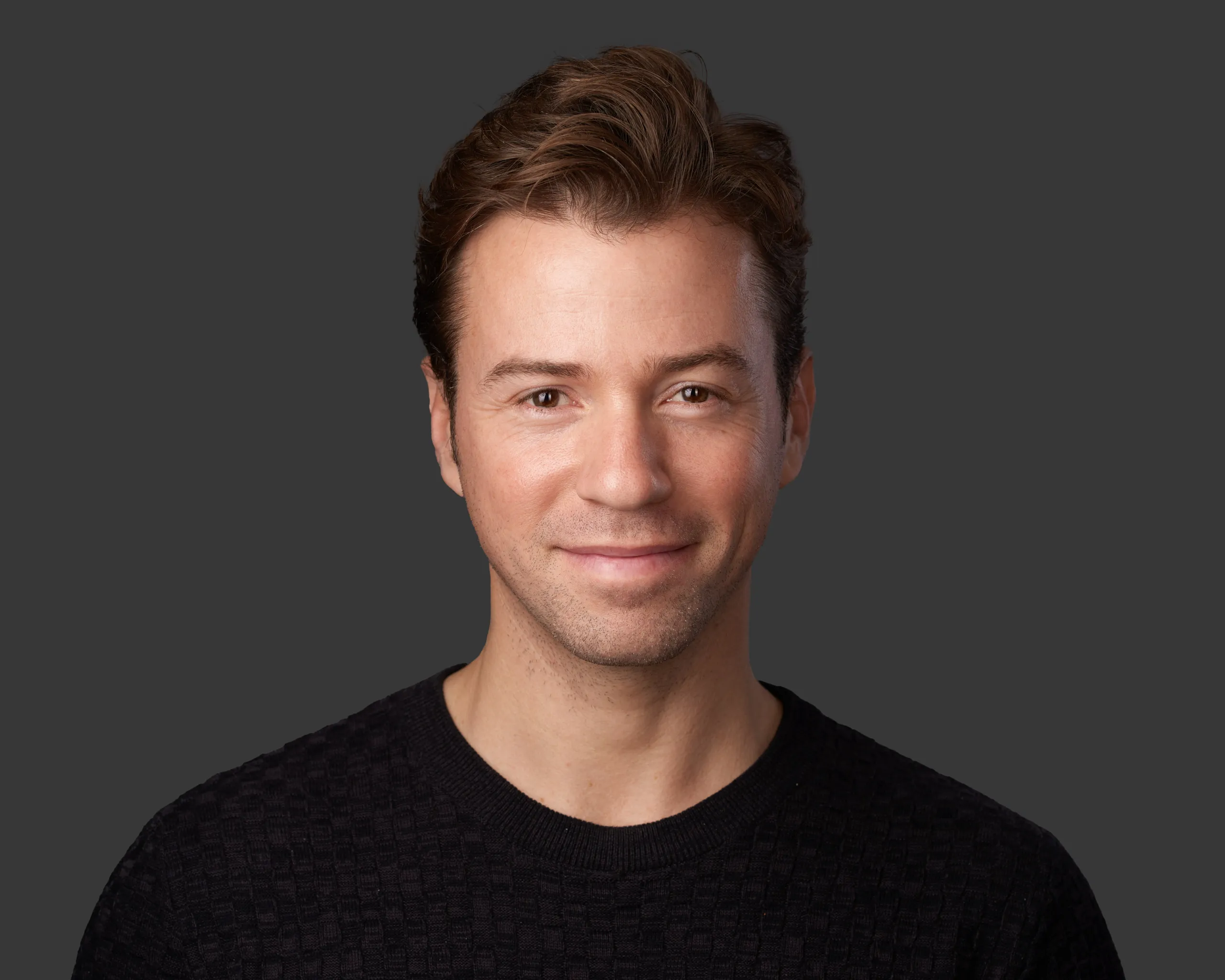 צילום תמונות פרופיל למהנדס תוכנה מהמרכז במבט ישיר המשרה נוכחות וביטחון עצמי, צילום ללינקדאין ולאתר הבית לשימוש עסקי.