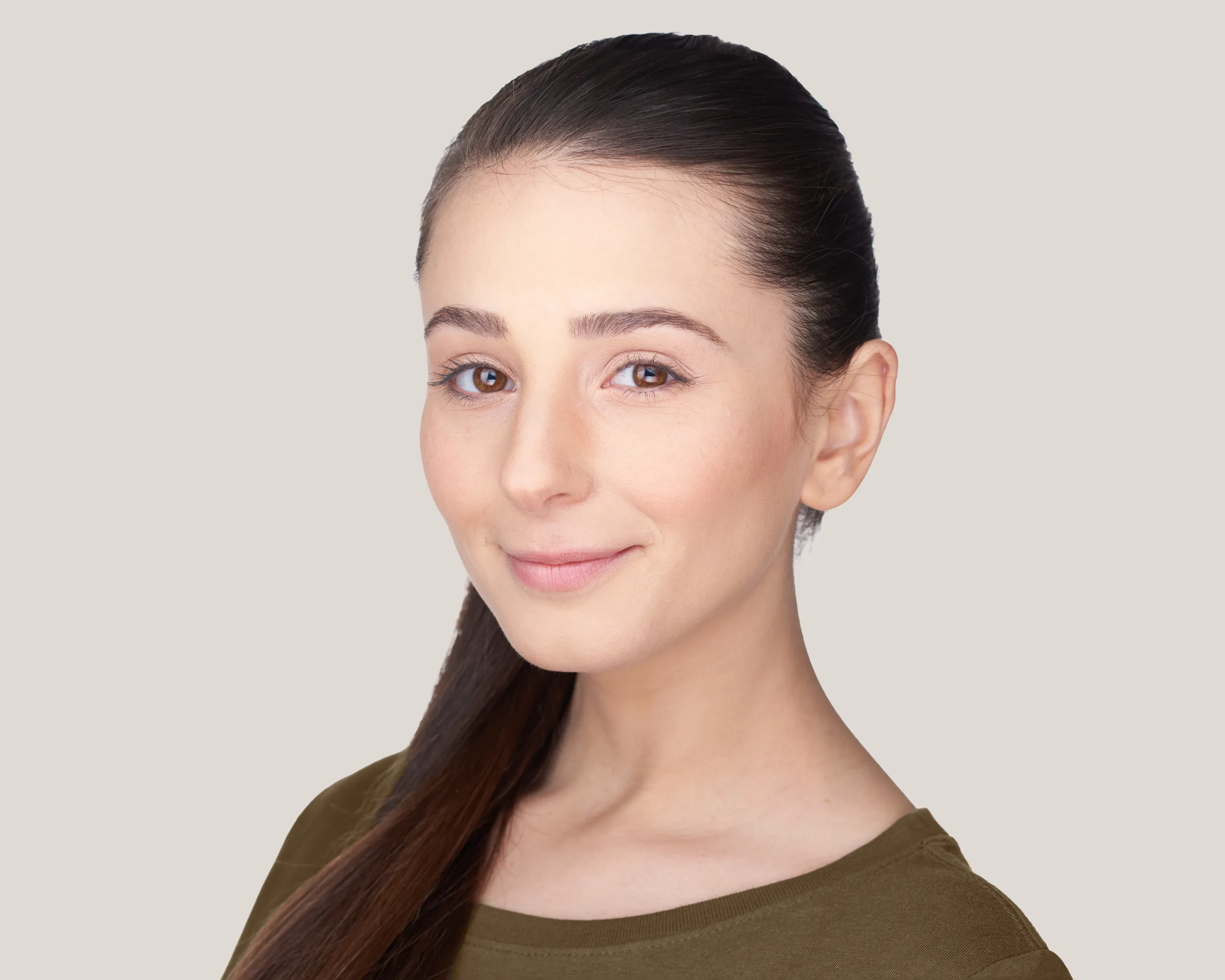 תמונת פרופיל מקצועית לסטודנטית למשפטים מהמרכז במבט ישיר המשרה נוכחות וביטחון עצמי, הדשוט עסקי לצרכי מיתוג אישי ונוכחות דיגיטלית.