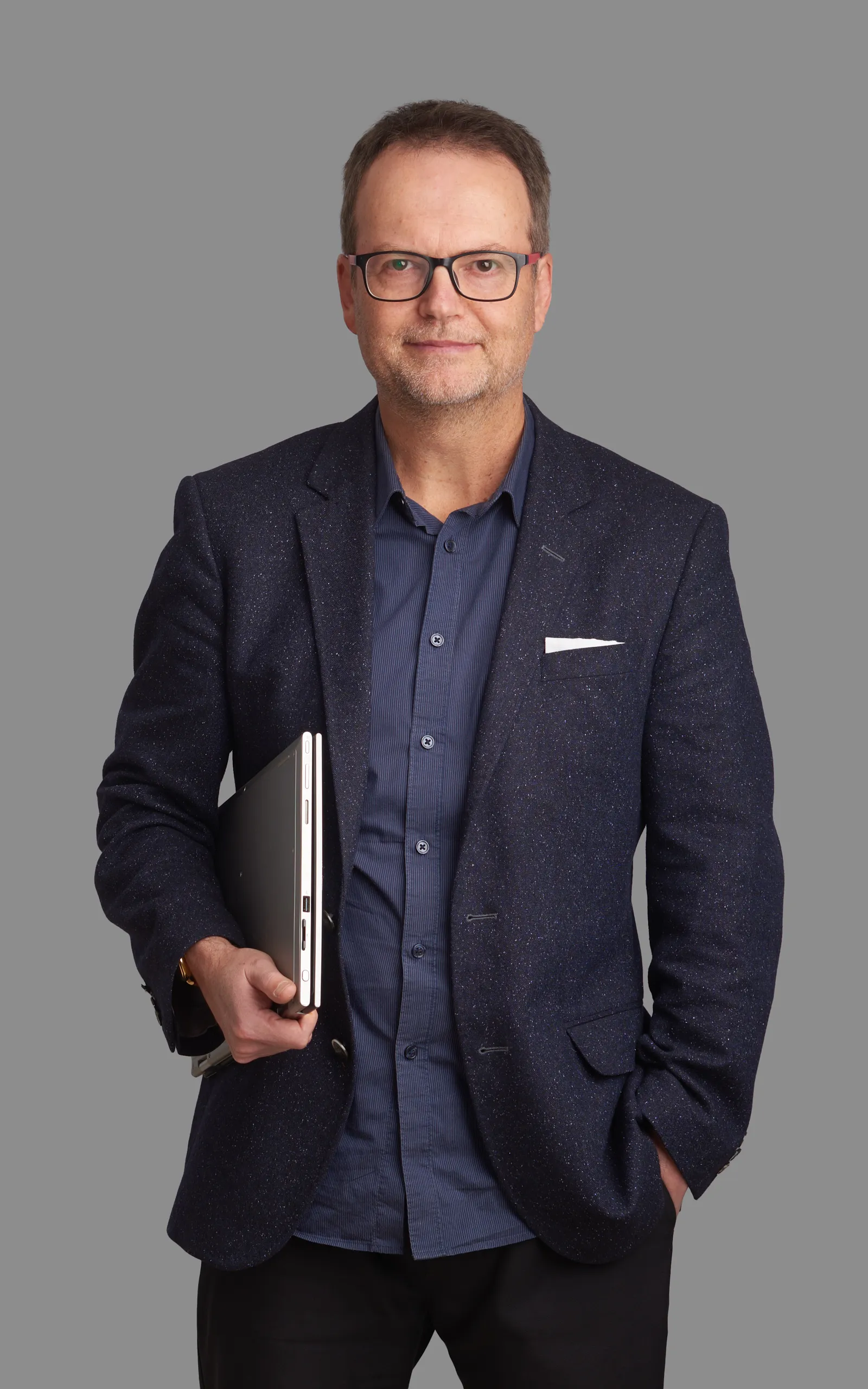 צילום תמונת פרופיל לבעל עסק מתל אביב באווירה אותנטית ומלאת הבעה, פורטרט מקצועי המיועד לפרופיל הלינקדאין ולאתר העסקי.