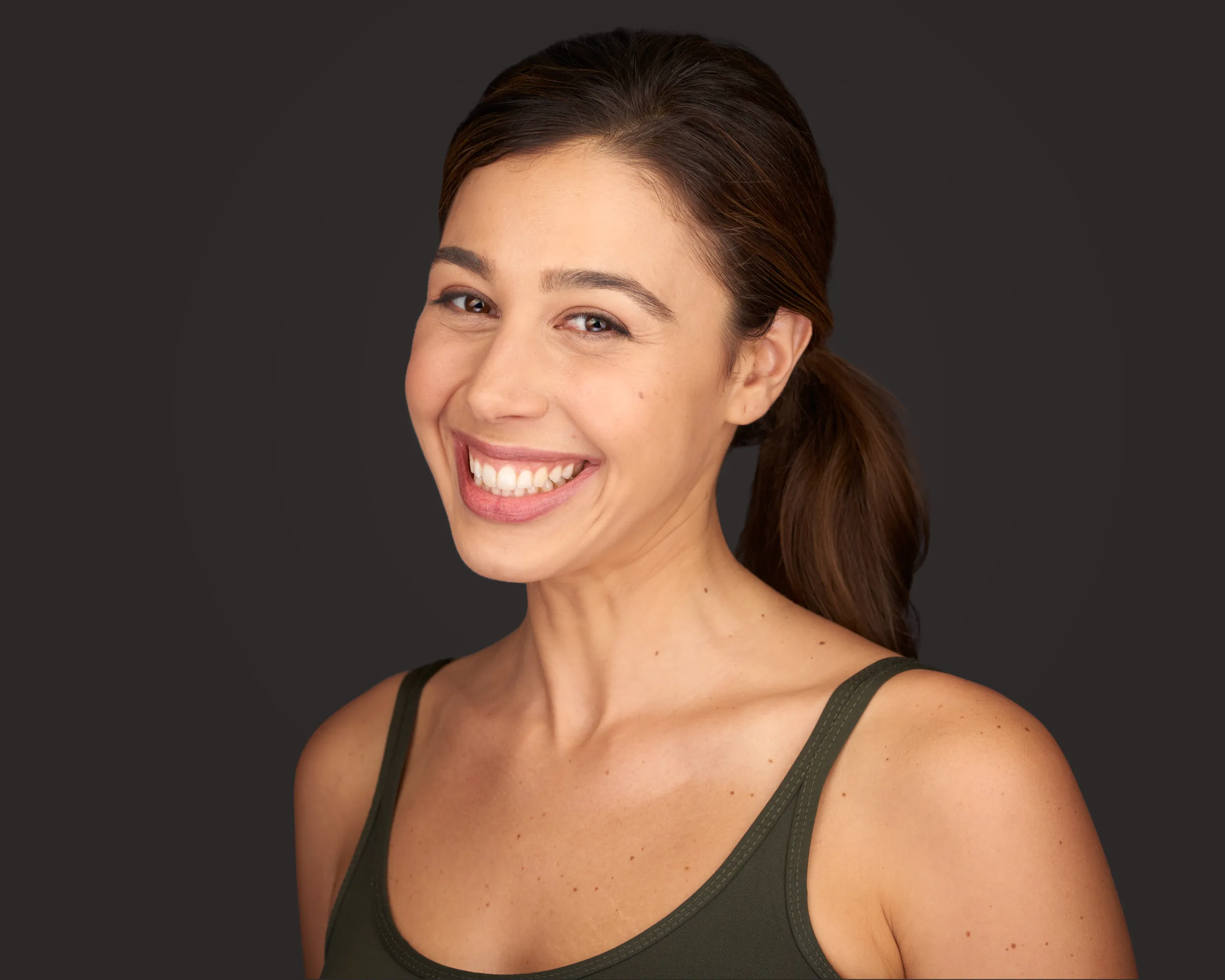 צילום תמונת פרופיל לשחקנית מהרצליה במראה ייצוגי המשרה אמינות וביטחון, הדשוט עסקי לתיק עבודות וליהוק מקצועי.