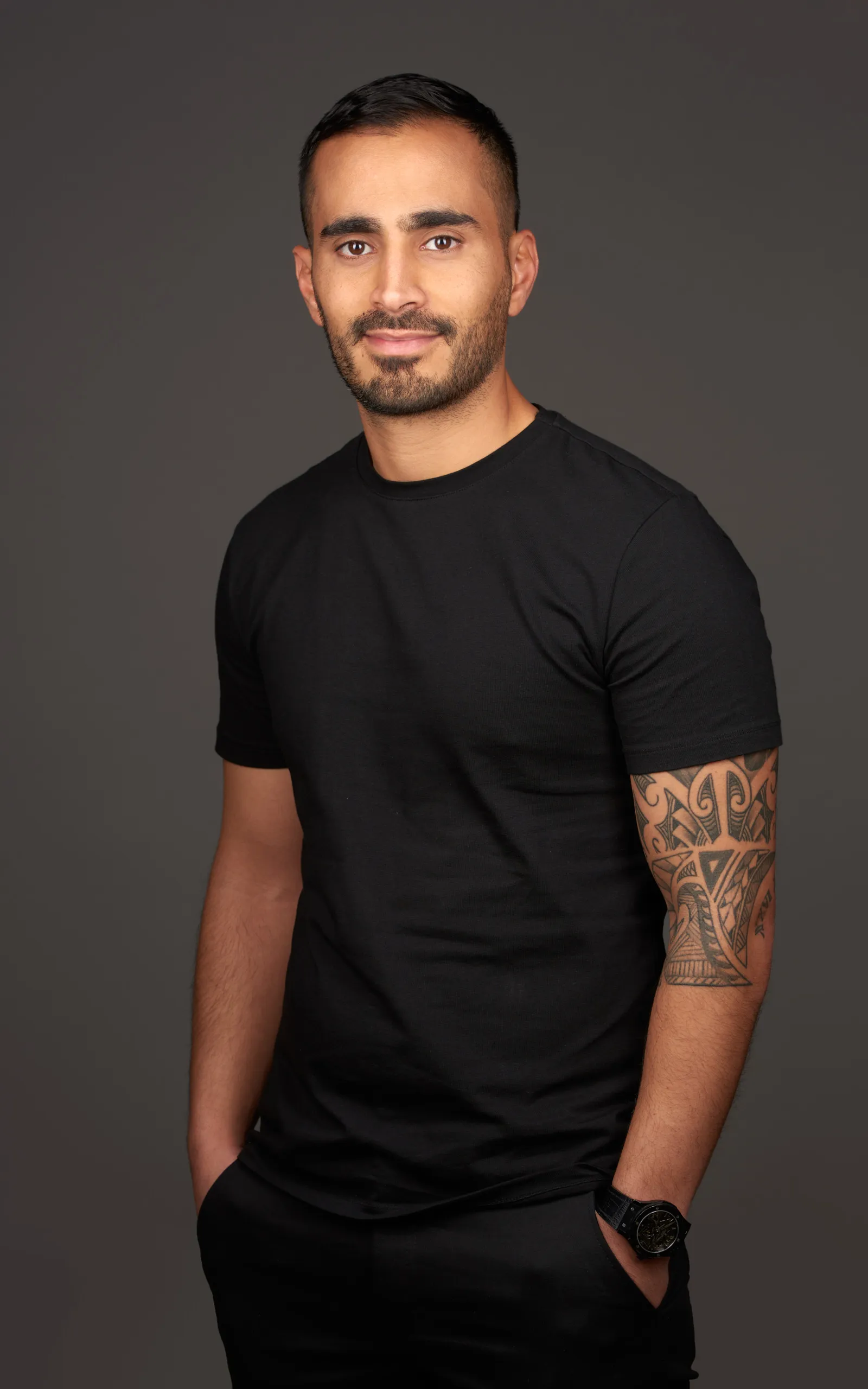 צילום תמונת פרופיל לבעל עסק מרמת השרון במבט בטוח ונינוח בסטודיו, המיועד לאתר הבית ולשימוש עסקי מקצועי.