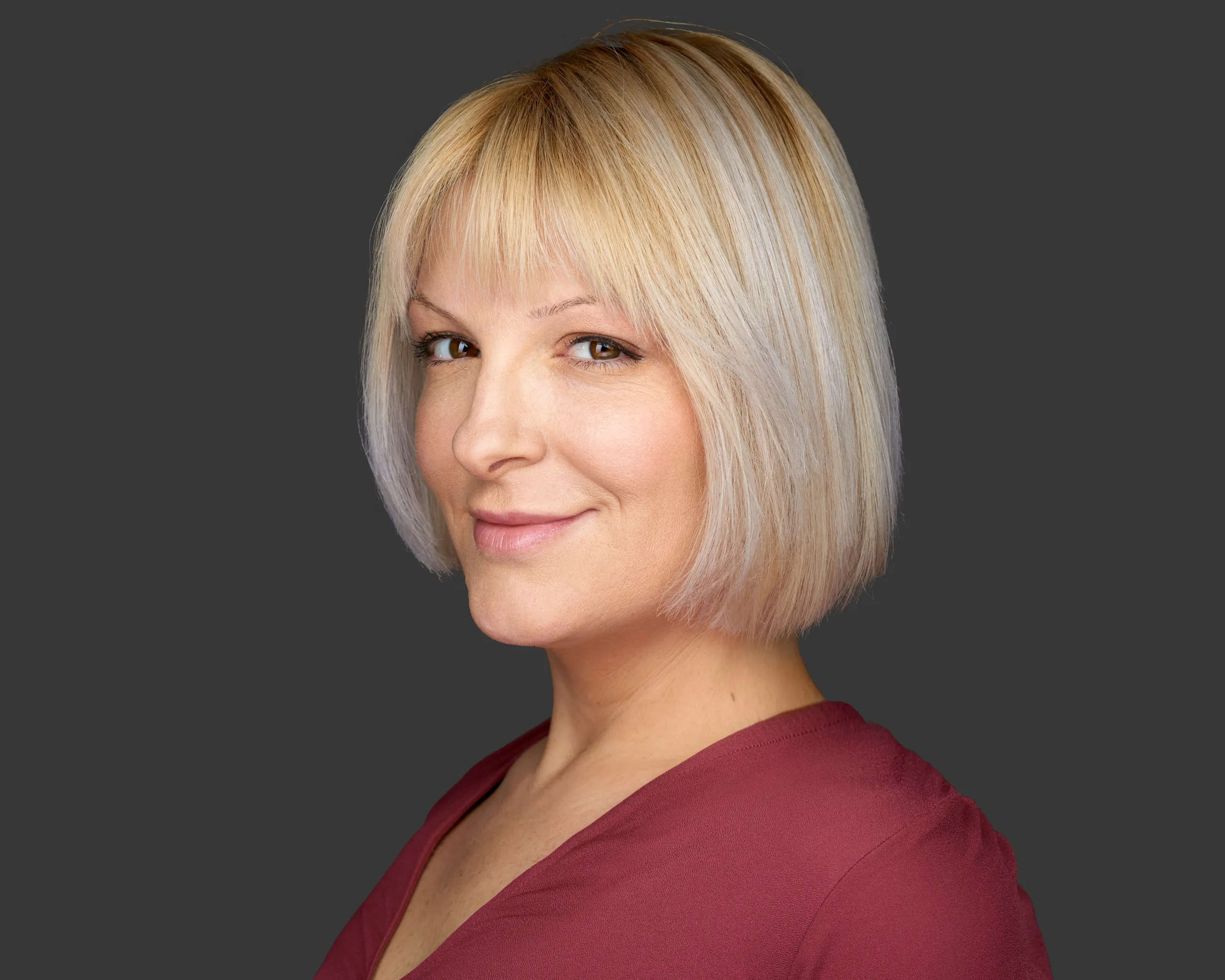 בעלת משרד רואי חשבון מרמת גן בחיוך נגיש ואנרגיה מקצועית בסטודיו. צילום תמונות ללינקדאין לאתר הבית ולשימוש עסקי.