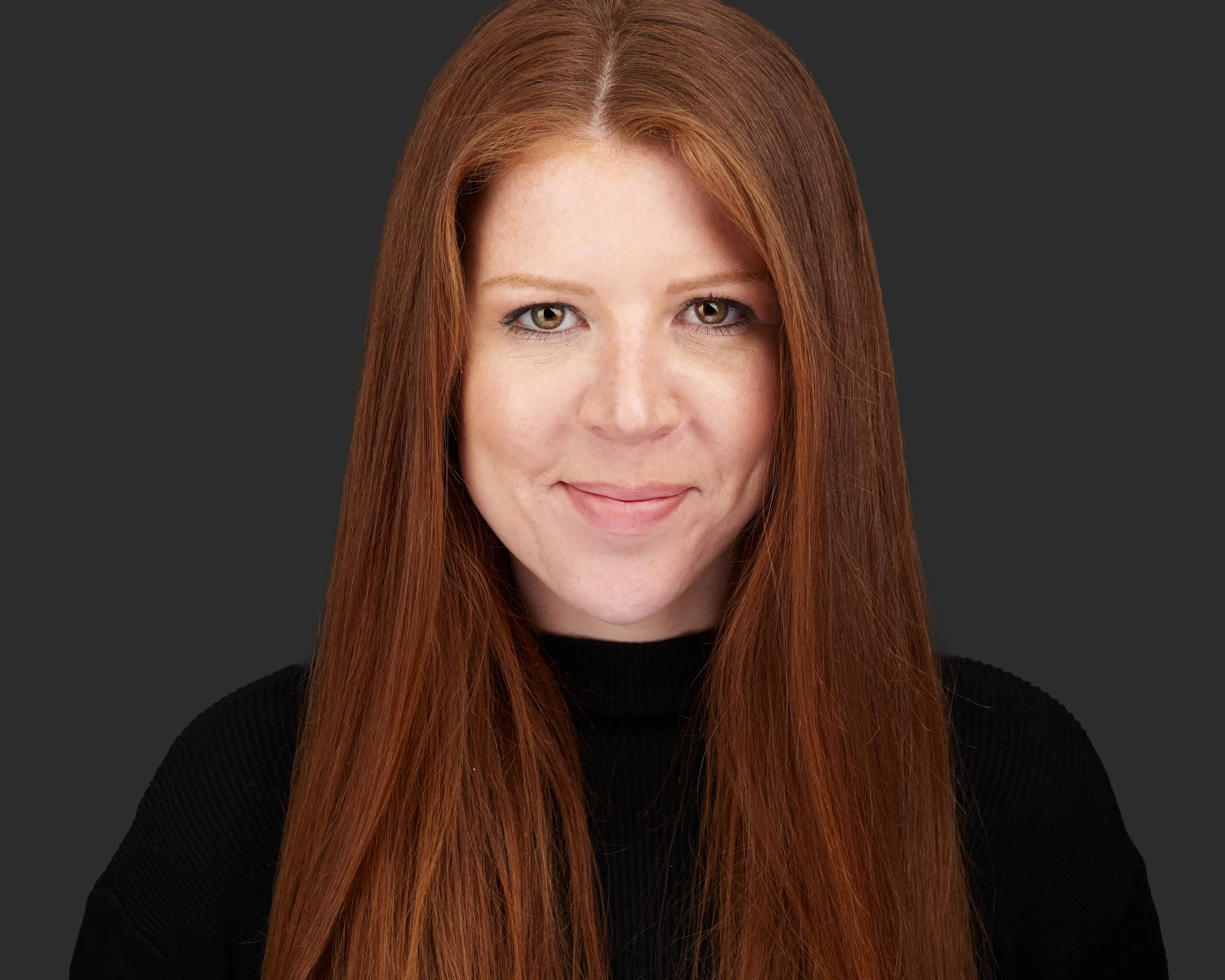 צילום תמונת פרופיל למומחית בתחום הרפואה מהמרכז באווירה אותנטית ומלאת הבעה, מיועד לפרופיל הלינקדאין ולאתר העסקי.