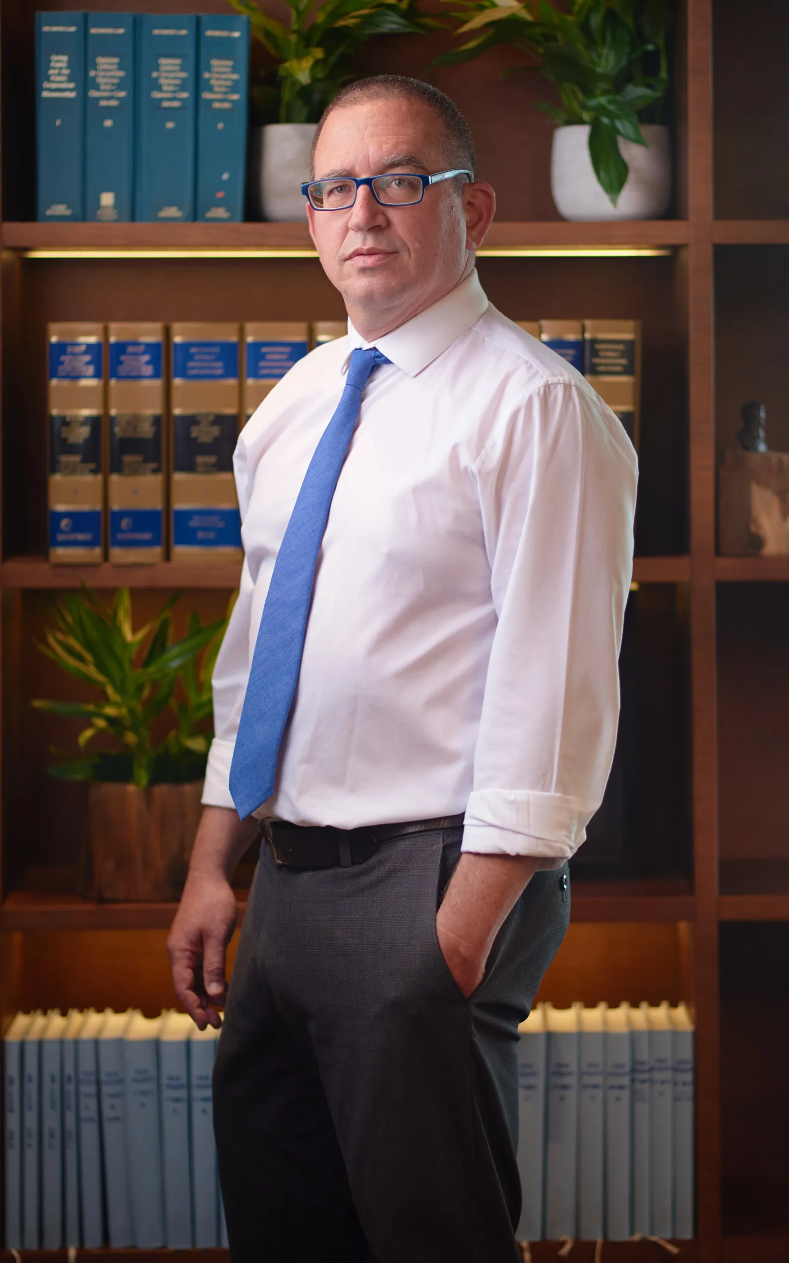 צילום משרד עורכי דין המשרה אווירה יוקרתית וסמכותית עבור עורך דין מתל אביב, בצילום תדמית סביבתי במשרד.