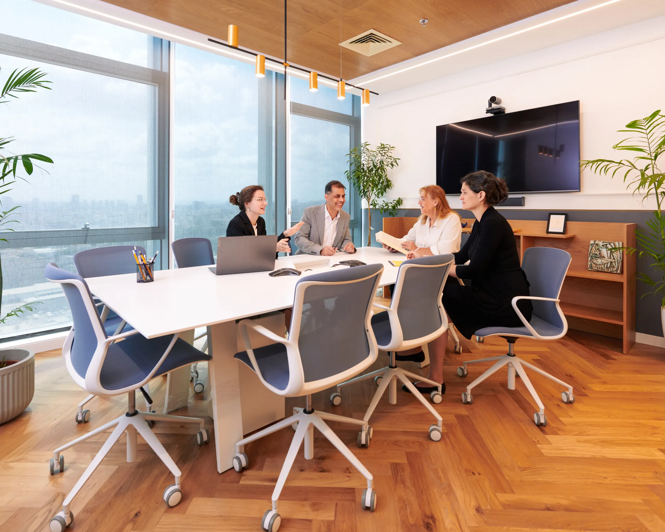 צילום משרד עורכי דין בבני ברק המתעד ישיבת עבודה באווירה המשרה דינמיות ורצינות, מיועד לאתר המשרד.