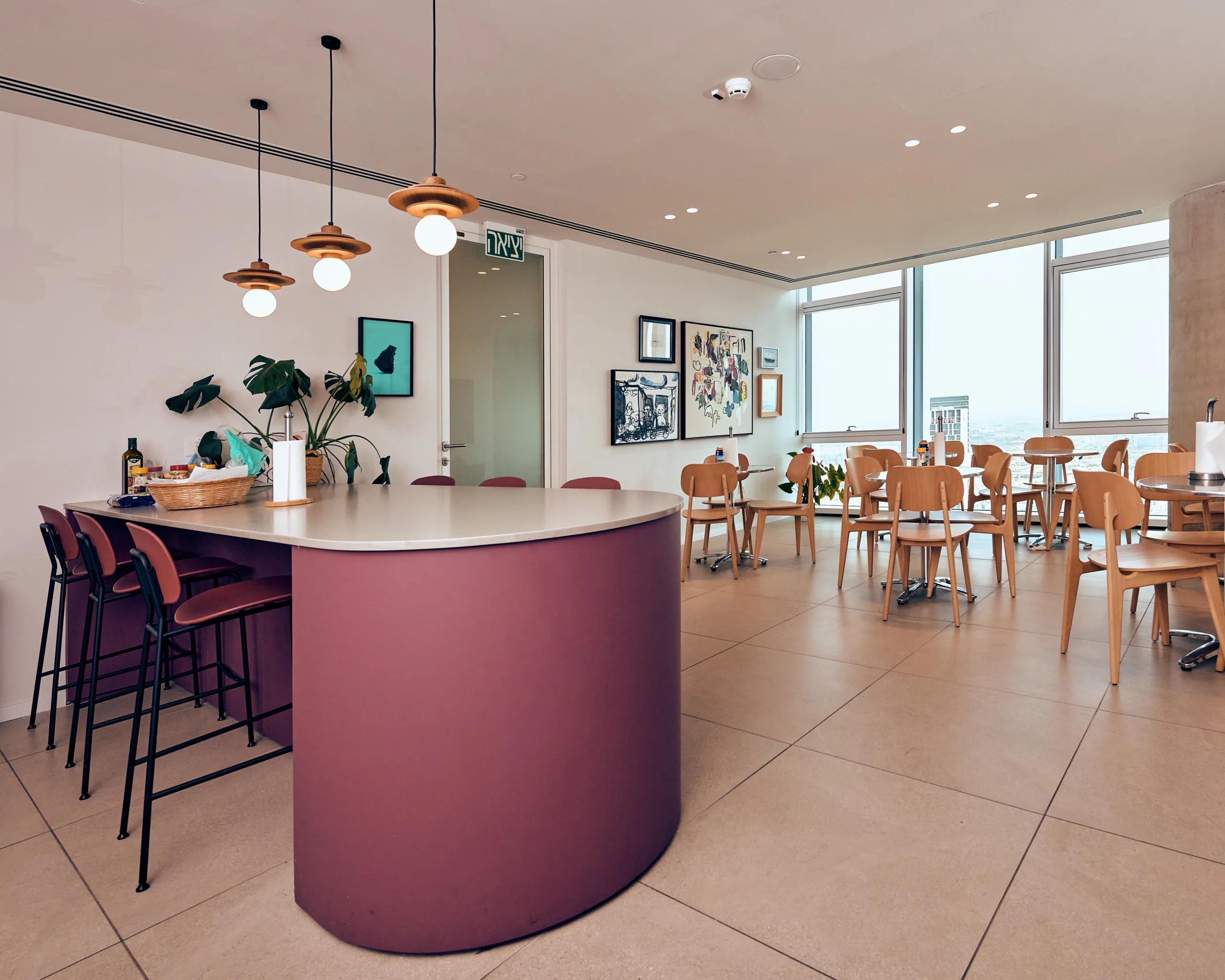 צילום משרד עורכי דין בלובי מפואר בתל אביב, המדגיש את העיצוב היוקרתי להודעות לעיתונות וללינקדאין.