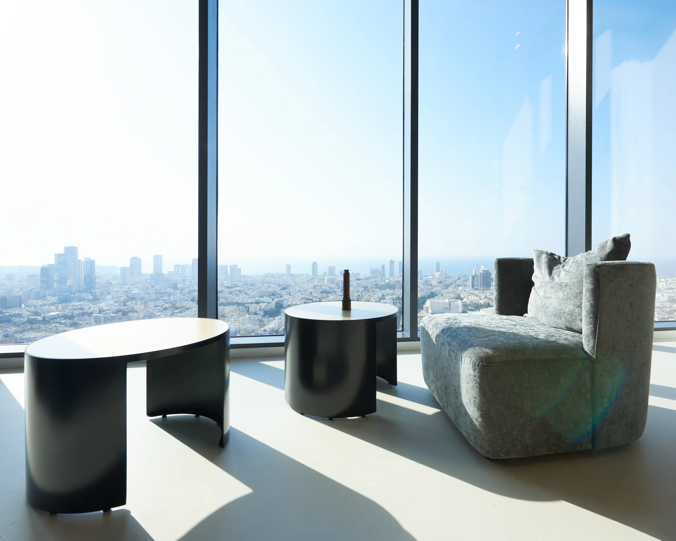 צילום משרד עורכי דין יוקרתי בתל אביב המדגיש את העיצוב והאווירה המקצועית, כחלק מצילומי תדמית לעורכי דין לאתר המשרד.