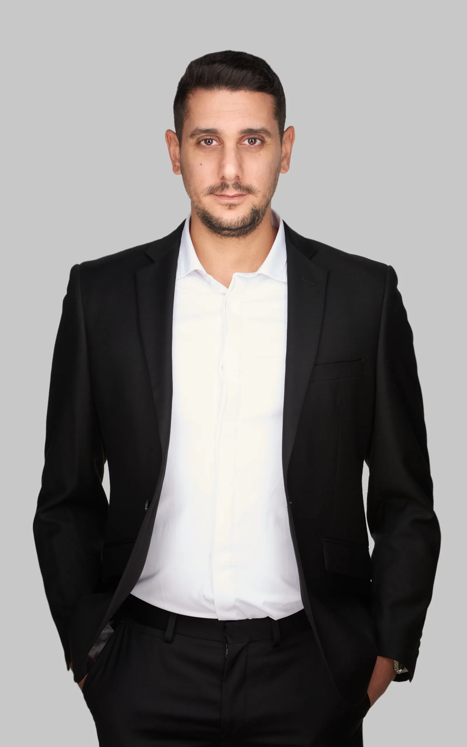 צילום עורכי דין של עורך דין עצמאי בפורטרט מקצועי בסטודיו, המדגיש את המראה המהימן, הביטחון והאמינות. כחלק מצילומי תדמית לעורכי דין המיועדים לאתר המשרד ולשימוש עסקי.