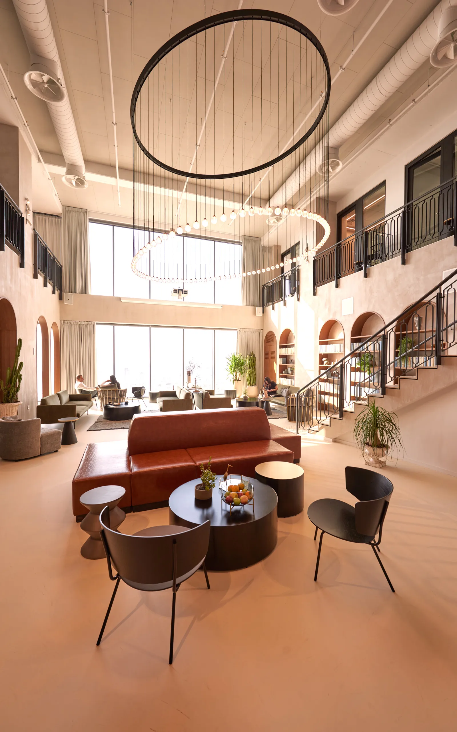 צילום משרד עורכי דין של לובי מפואר בפירמת עורכי דין מובילה בתל אביב, המדגיש את העיצוב היוקרתי, ריהוט המעצבים והאווירה המקצועית. כחלק מצילומי תדמית לעורכי דין להודעות לעיתונות וללינקדאין.