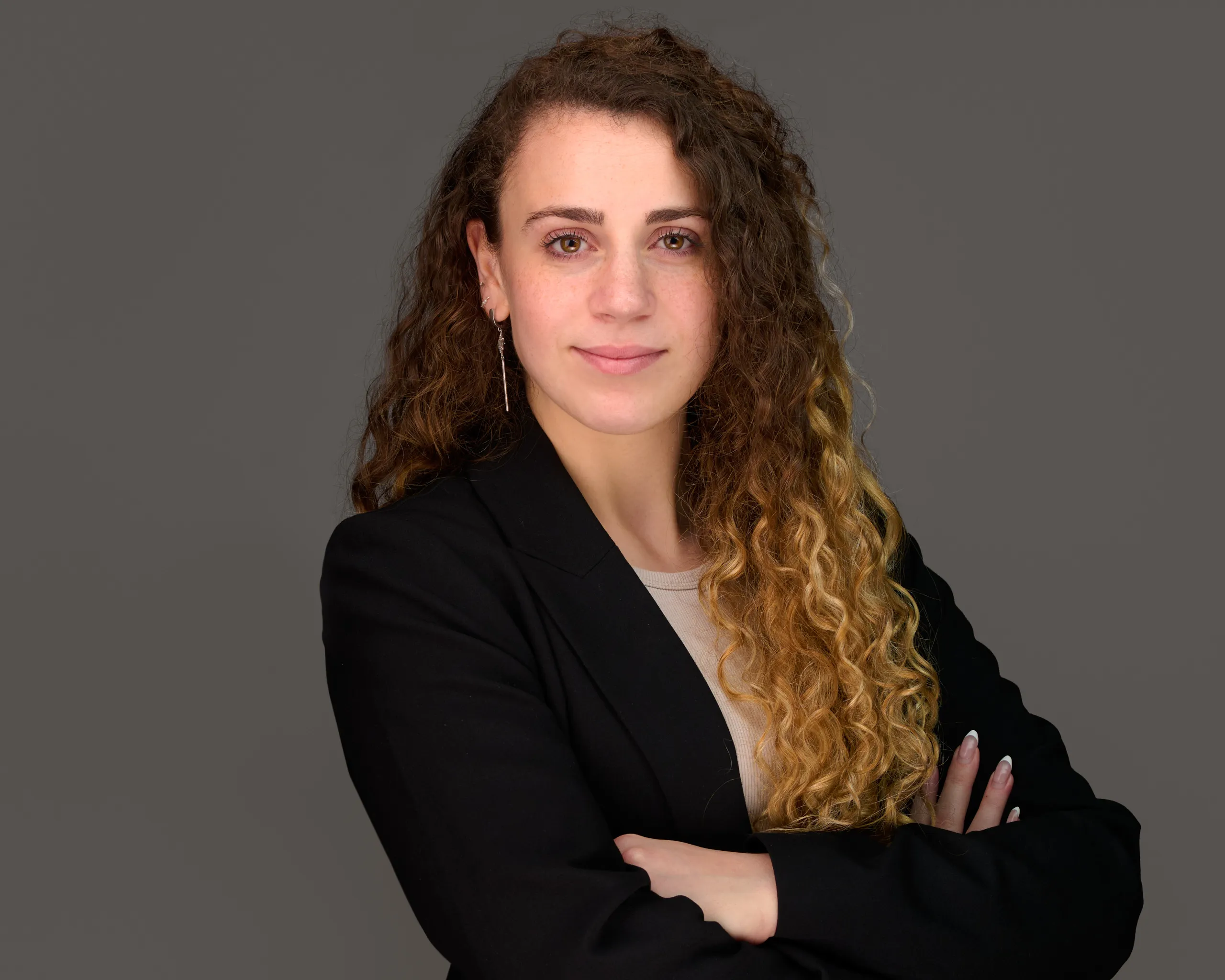 צילומי תדמית לעורכי דין: פורטרט ייצוגי לעורכת דין מתל אביב, במבט בטוח המיועד לאתר המשרד.