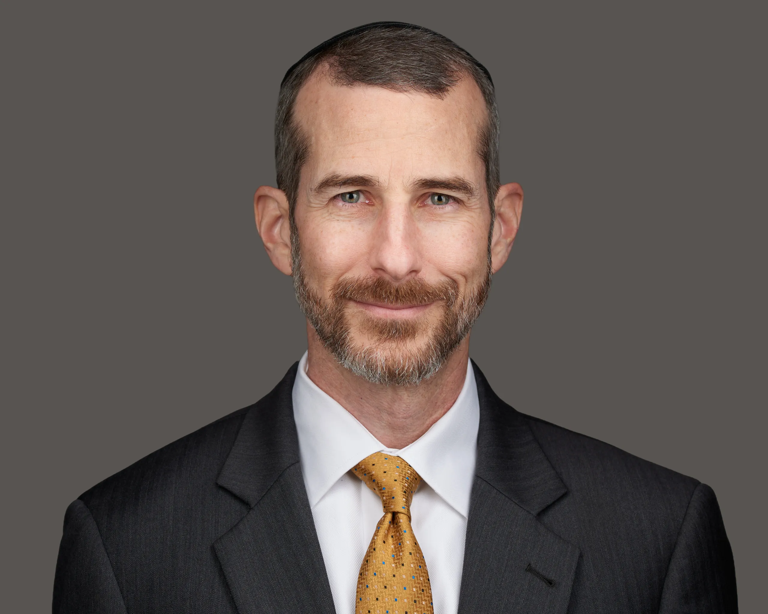 צילומי תדמית לעורכי דין: עורך דין מארצות הברית בפורטרט הדשוט בסטודיו, במראה בינלאומי ומקצועי.