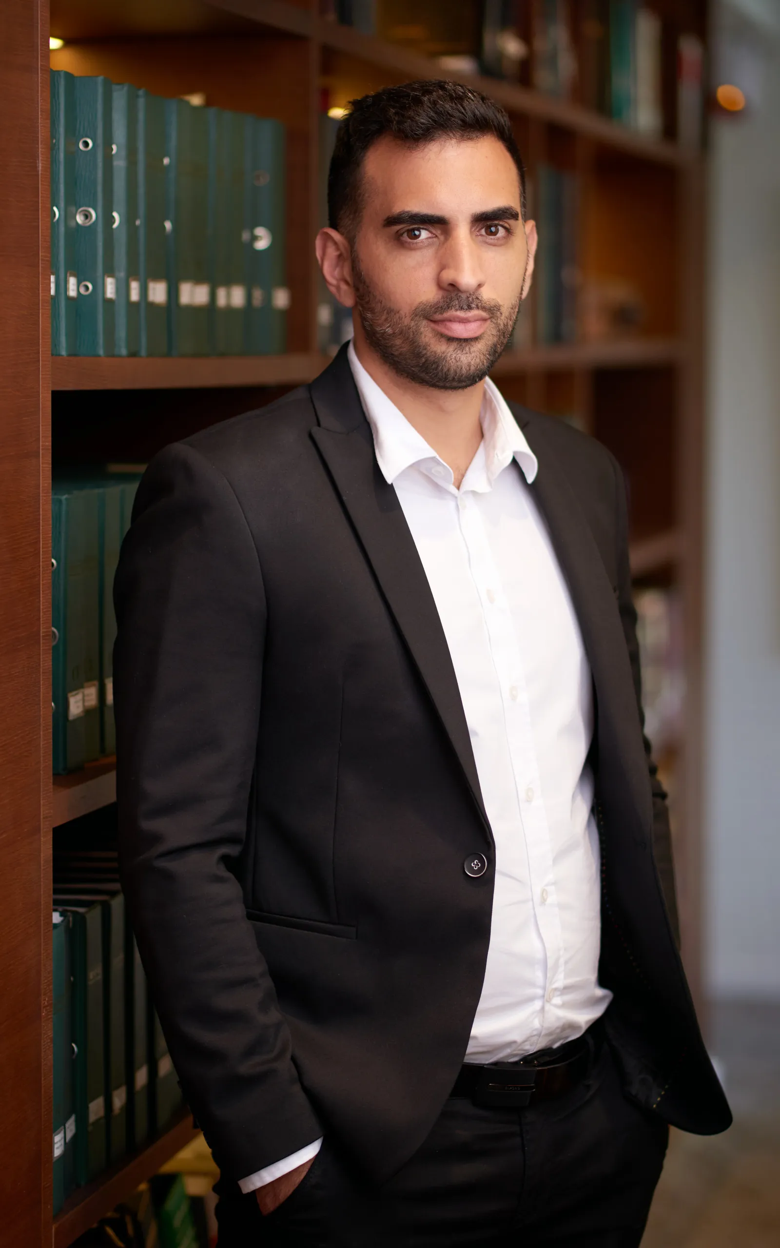 צילום עורכי דין מקצועי לעורך דין מתל אביב, פורטרט עסקי המשרה ביטחון וניסיון המיועד לאתר המשרד.