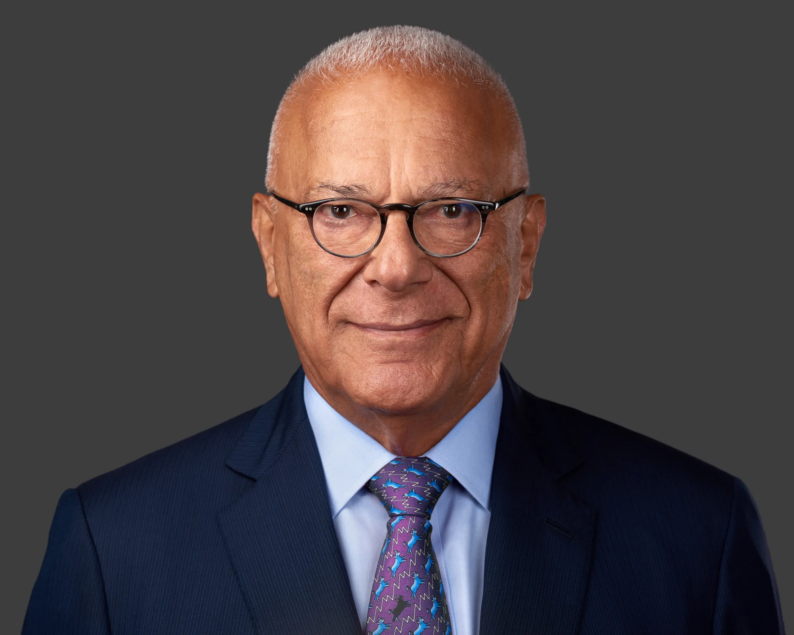 צילום עורכי דין לשותף בכיר במשרד עורכי דין מתל אביב, פורטרט ייצוגי המדגיש מנהיגות וניסיון.