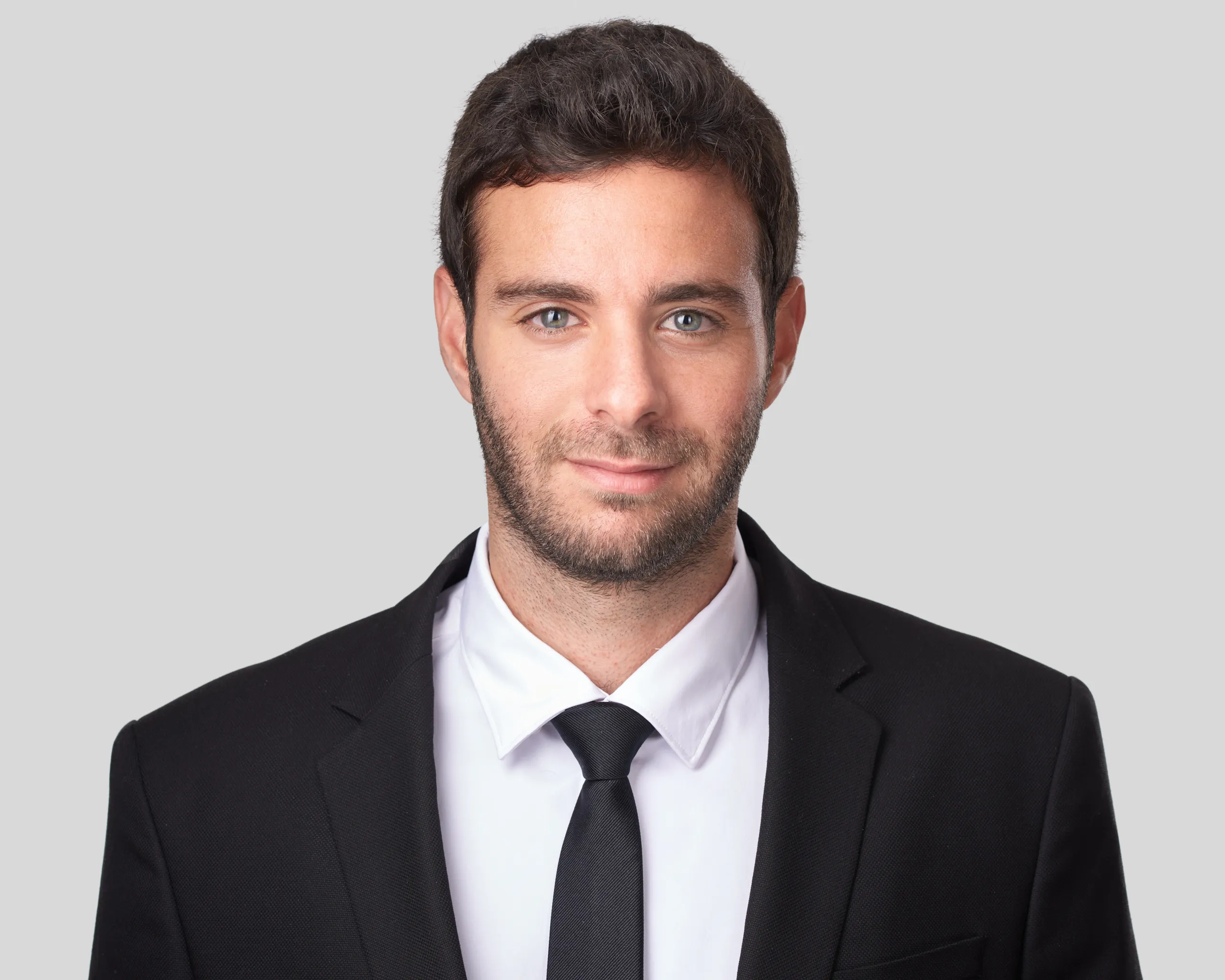 צילום עורכי דין לעורך דין מתל אביב בסטודיו בפורטרט הדשוט נקי, המיועד לאתר המשרד ולפרופיל הלינקדאין.