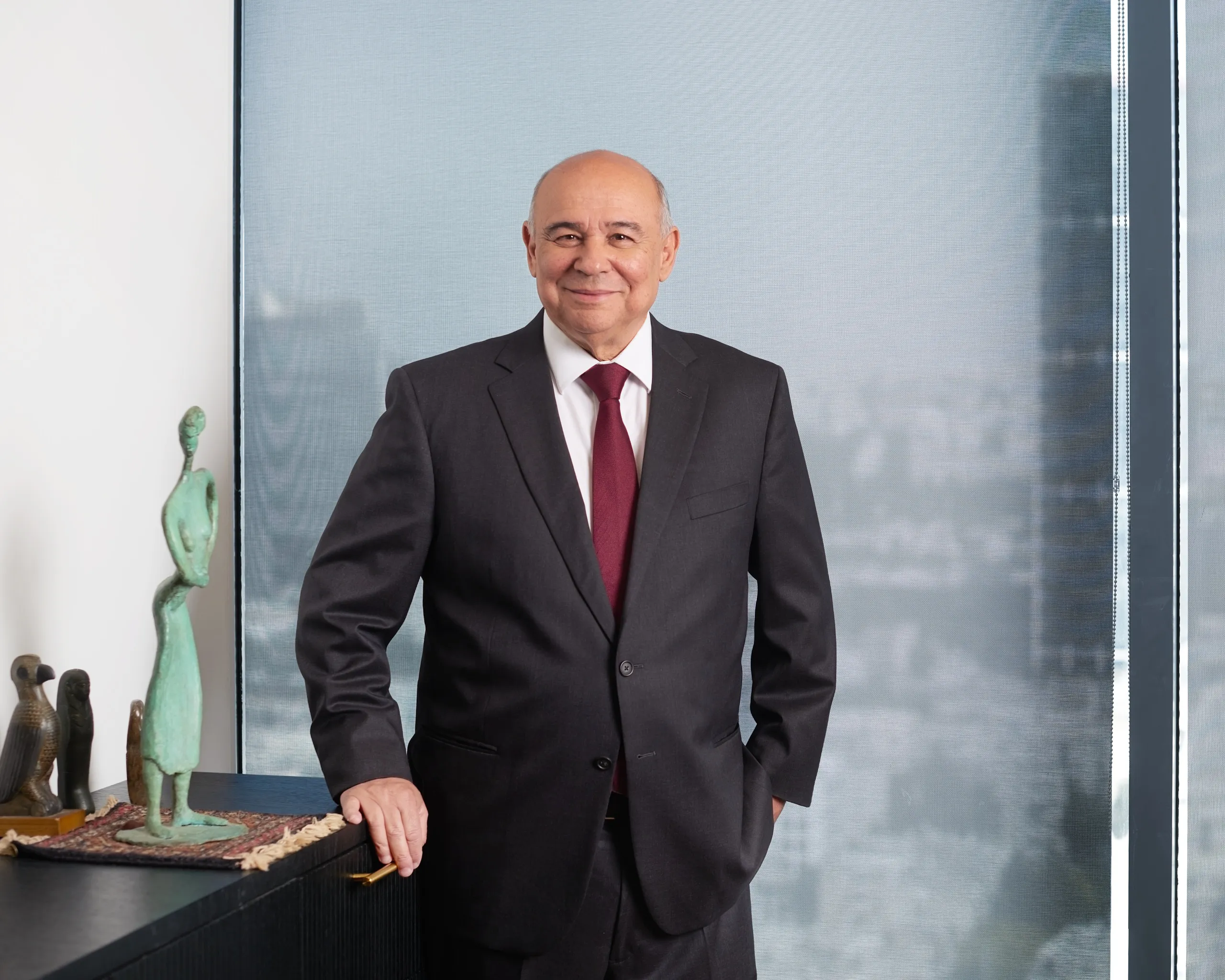 צילום עורכי דין לשותף בכיר במשרד עורכי דין מתל אביב, פורטרט סביבתי במשרדי המשרד במבט בטוח, המיועד לאתר המשרד.