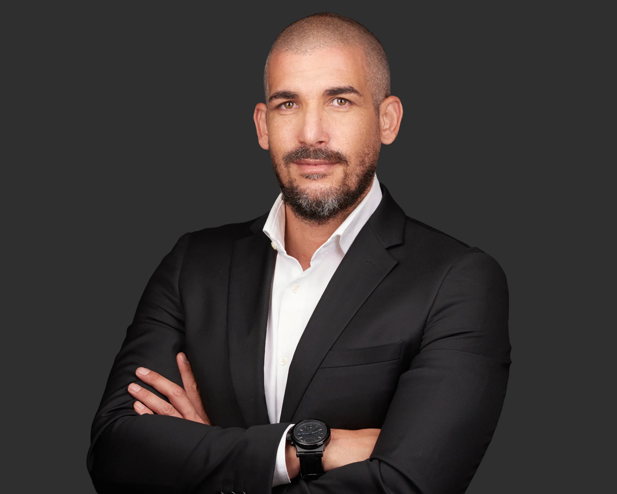 צילום עורכי דין לעורך דין עצמאי מרמת גן בסטודיו, במראה נגיש המיועד לאתר העסקי וליחסי ציבור.