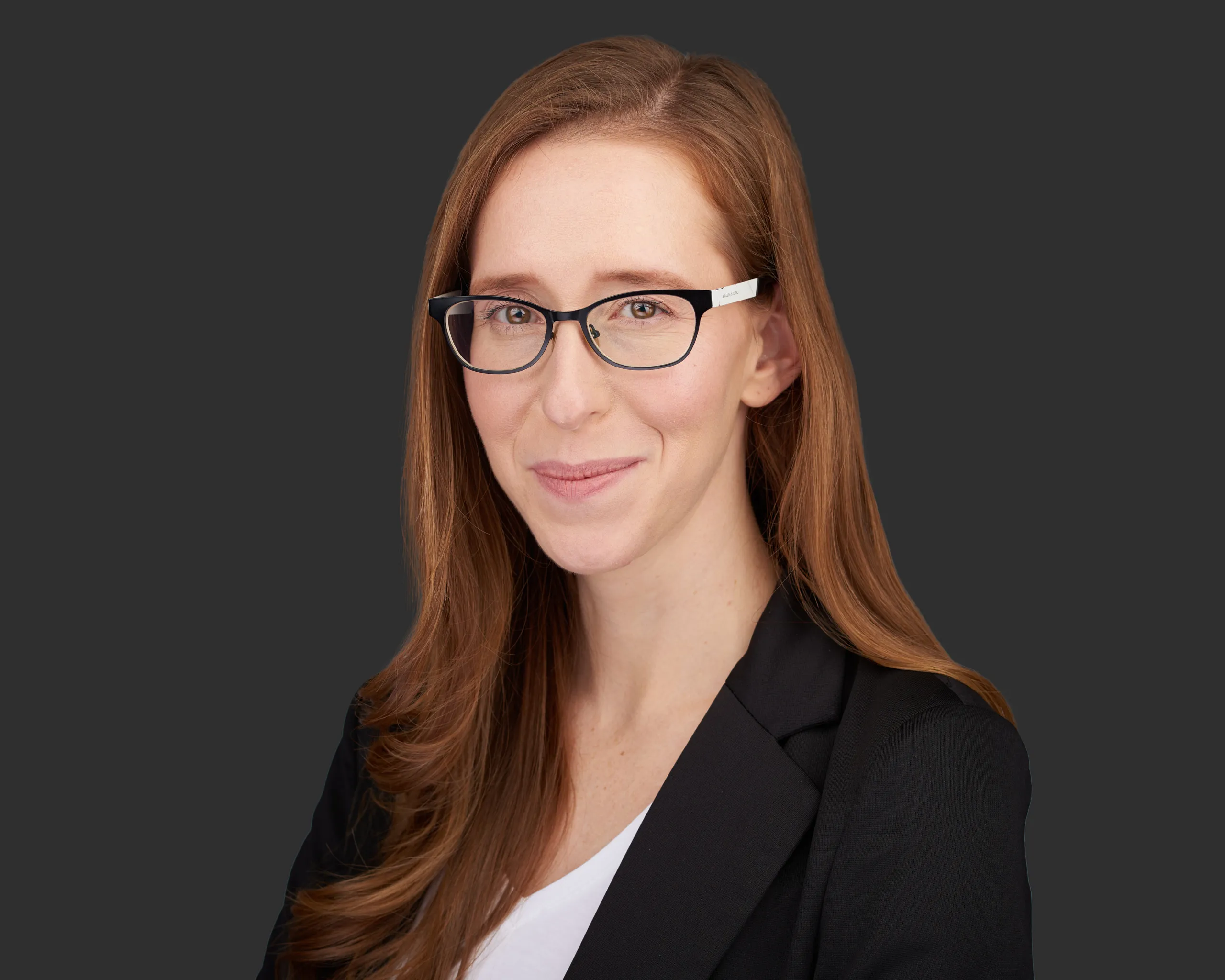 צילומי תדמית לעורכי דין לעורכת דין בפורטרט סטודיו מקצועי תחת תאורה מחמיאה, המיועד לאתר המשרד.