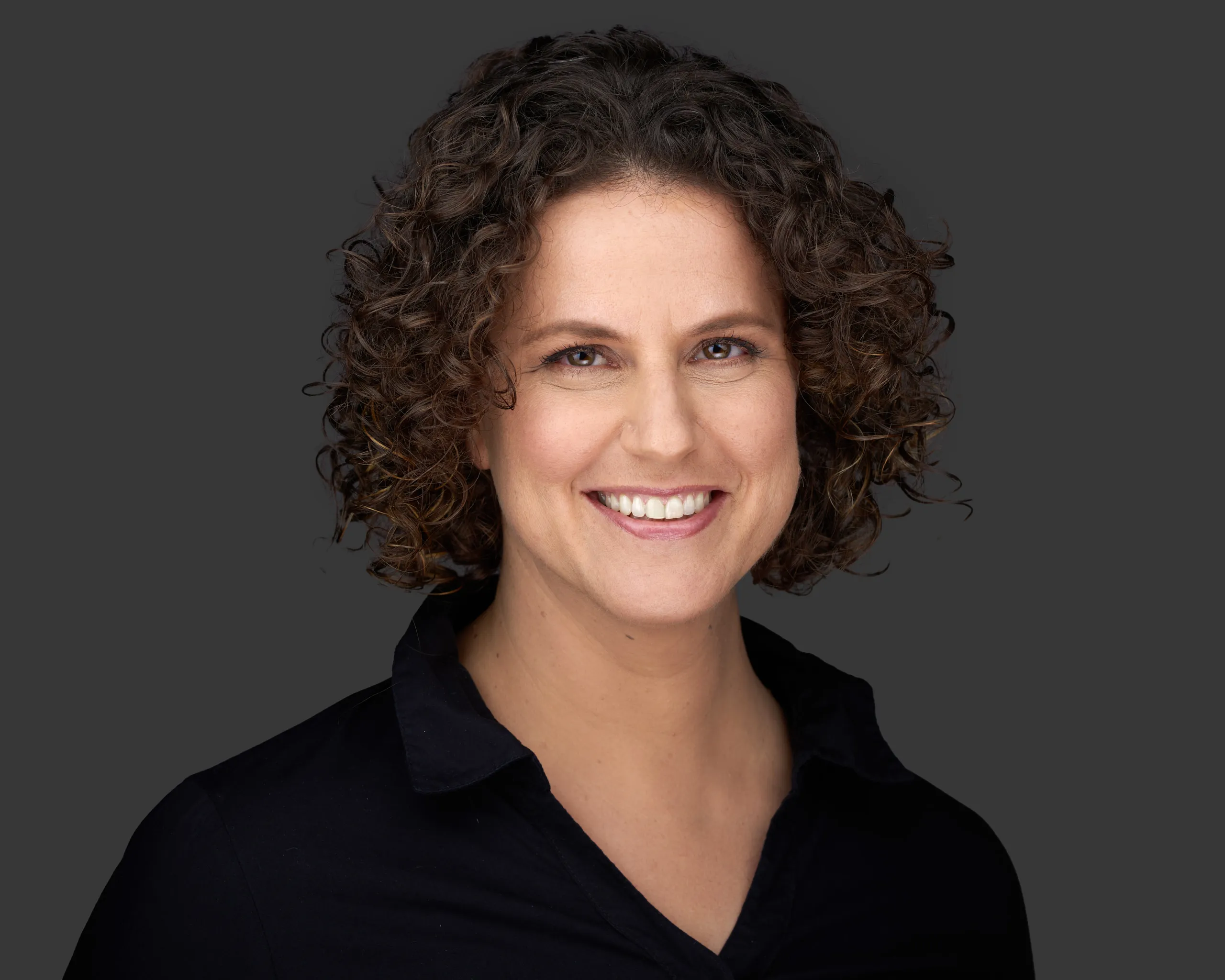 צילום עורכי דין לעורכת דין ובעלת משרד מבן שמן בסטודיו, במראה המשרה אמינות וביטחון המיועד לאתר המשרד.