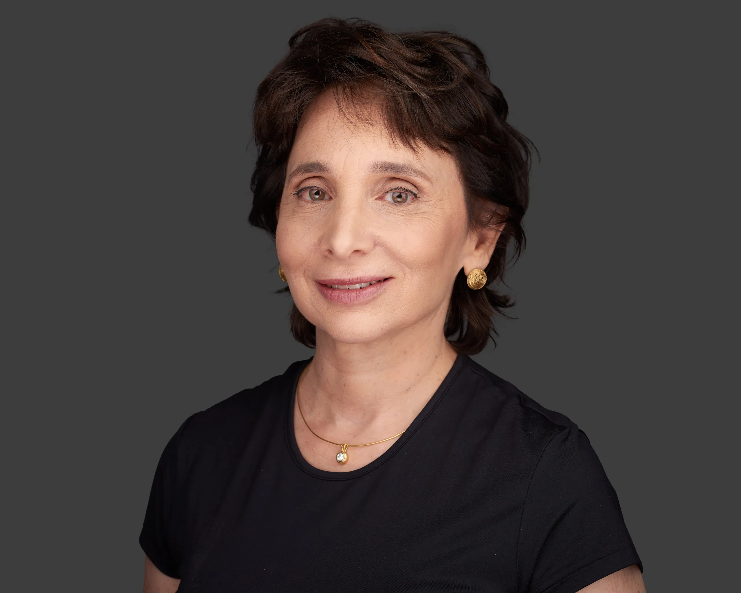 צילומי תדמית לעורכי דין לשותפה בכירה במשרד עורכי דין מתל אביב, בפורטרט ייצוגי המשרה סמכותיות, מיועד לאתר המשרד.