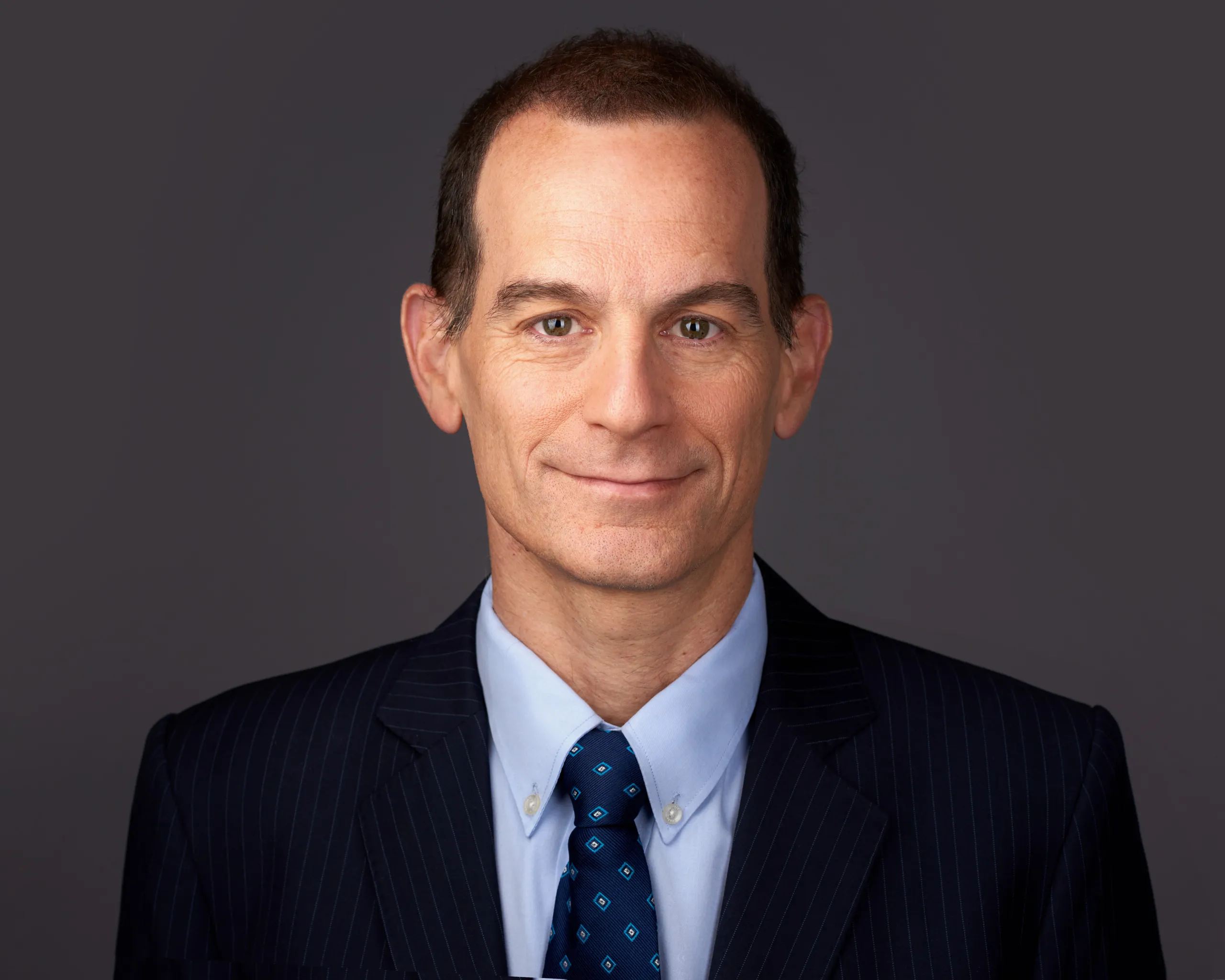 פורטרט משפטי לשותף בכיר במשרד עורכי דין מתל אביב בפורטרט ייצוגי המדגיש מנהיגות וניסיון.