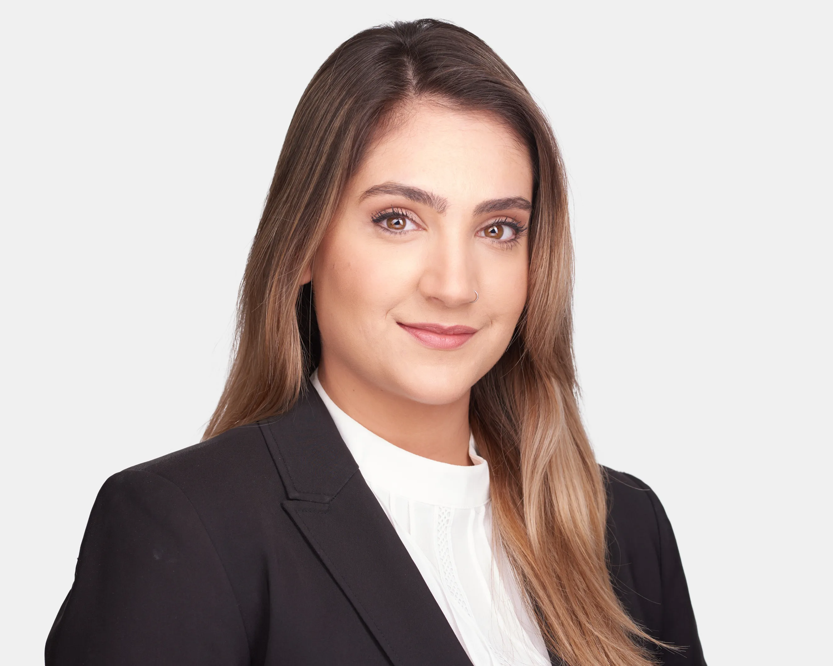 יזמית נדל"ן מראשון לציון בסטודיו. תדמית לעסקים בחיוך נגיש ואנרגיה מקצועית תחת תאורה מוקפדת. צילומי תדמית המיועדים לפרופיל הלינקדאין.