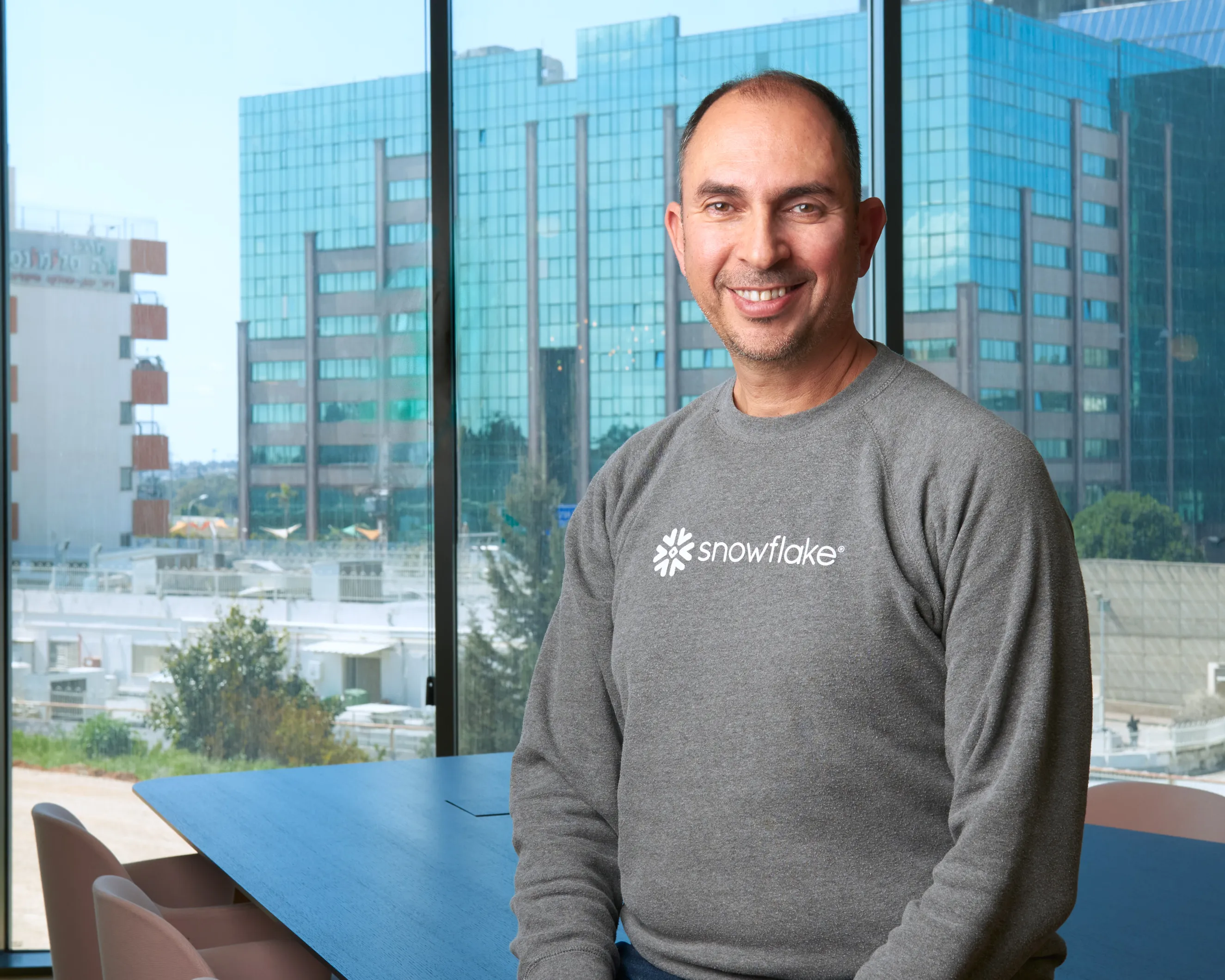 מנהל בחברת הייטק במשרדים ברעננה. צילום לעסקים במבט סמכותי ונינוח המשרה ביטחון. צילום תדמית מקצועי המיועד לאתר ולשימוש עסקי.