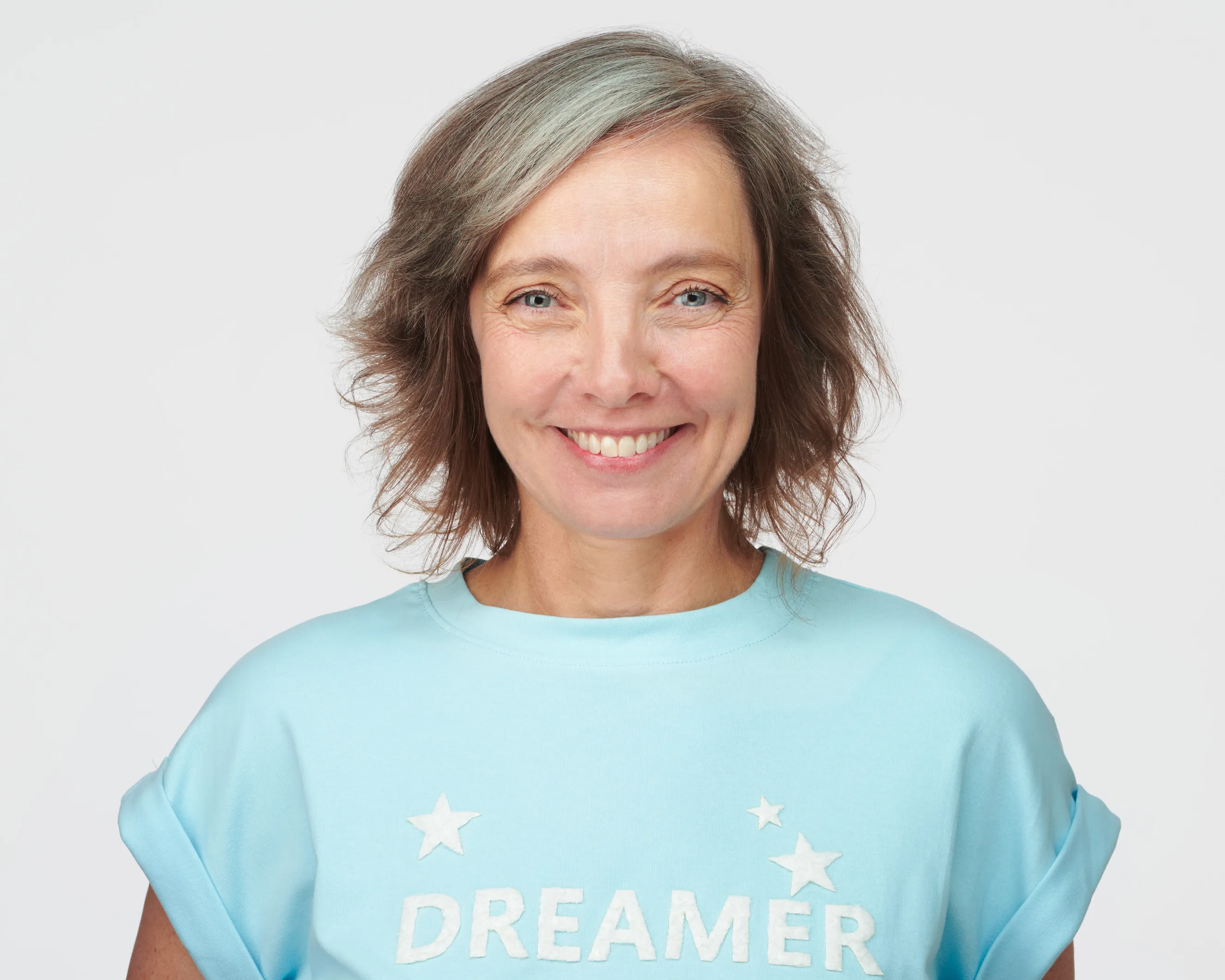 פודולוג מרעננה בצילום קונספט בסטודיו. פורטרט עסקי במבט סמכותי ונינוח המשרה ביטחון. צילום תדמית מקצועי המיועד לאתר ולשימוש עסקי.