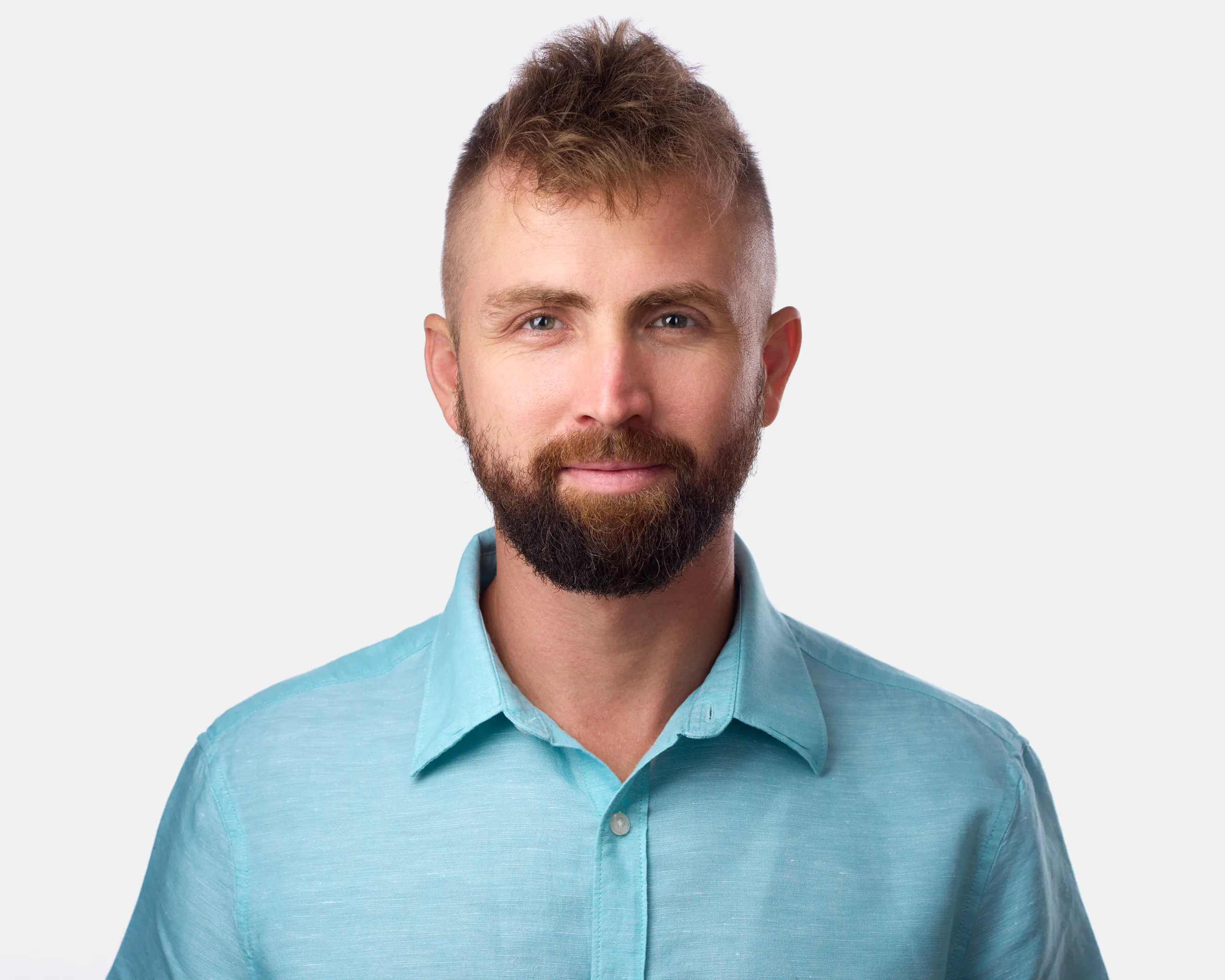 שותף עסקי בסטודיו. מיתוג אישי במבט סמכותי ונינוח המשרה ביטחון. צילום תדמית מקצועי המיועד לאתר ולשימוש עסקי.