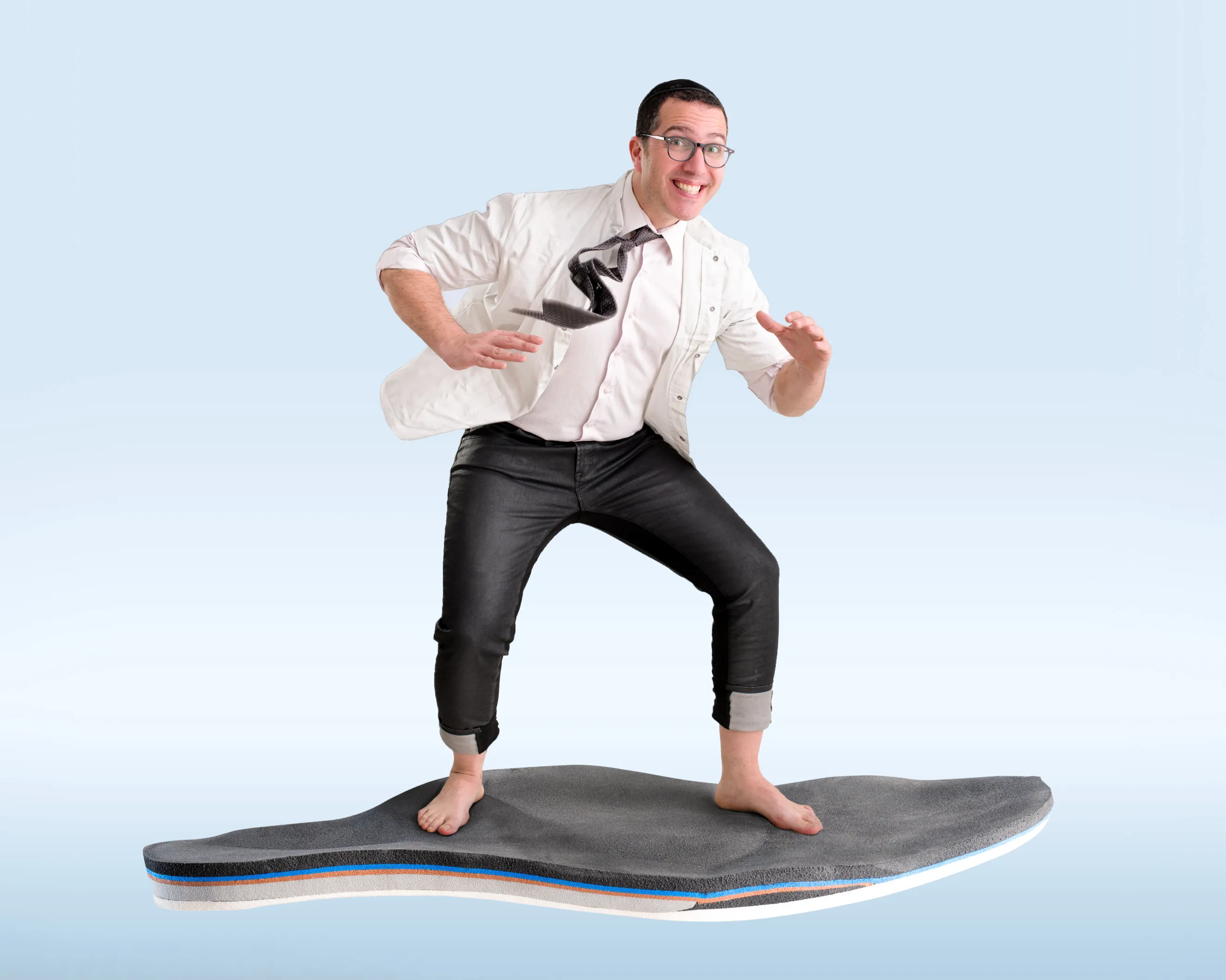 פודולוג מרעננה בצילום קונספט בסטודיו. פורטרט עסקי במבט סמכותי ונינוח המשרה ביטחון. צילום תדמית מקצועי המיועד לאתר ולשימוש עסקי.