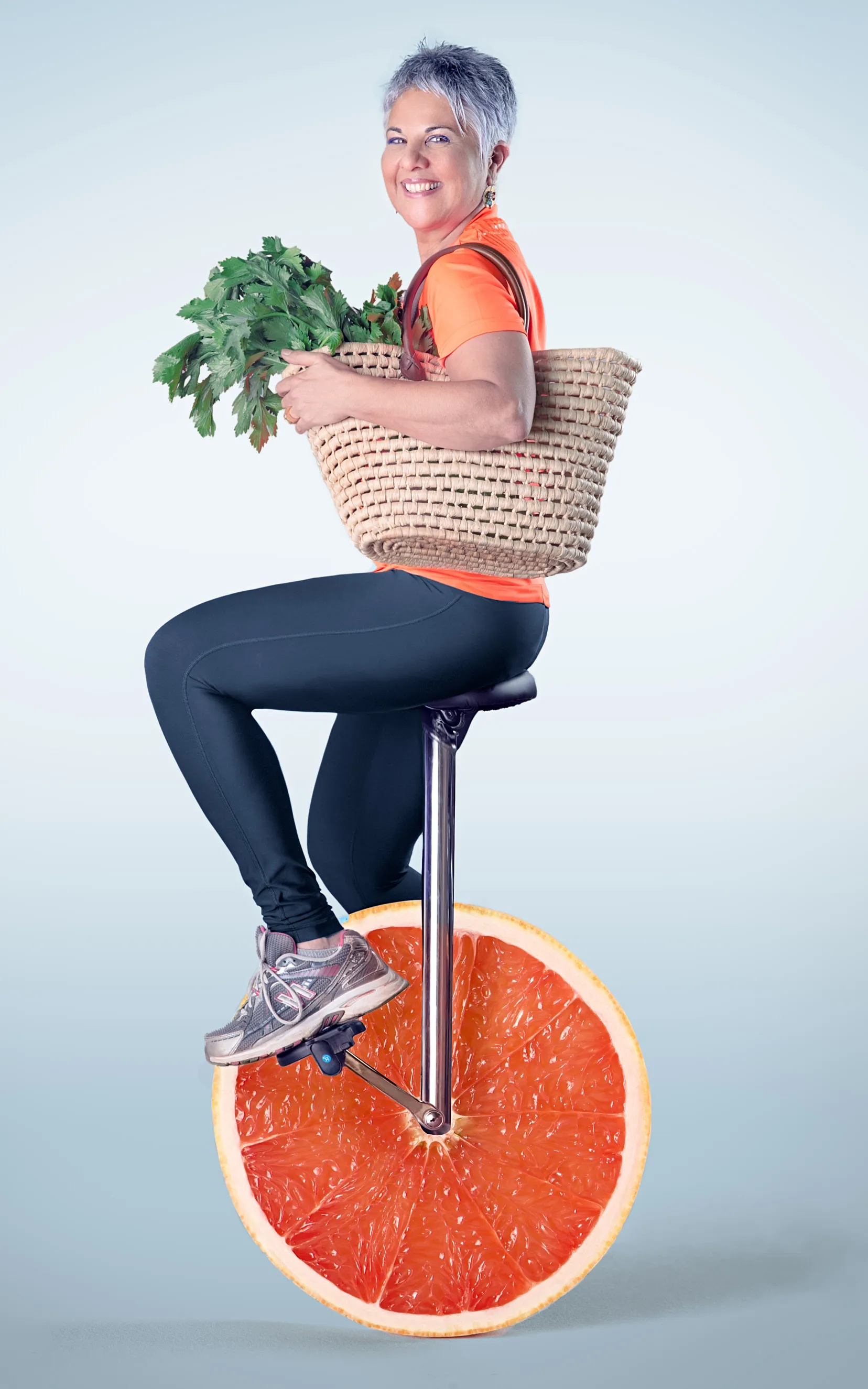 שפית רו-פוד מקדימה בצילום קונספט בסטודיו. צילום עסקי בחיוך נגיש ואנרגיה מקצועית תחת תאורה מוקפדת. צילומי תדמית המיועדים לפרופיל הלינקדאין.