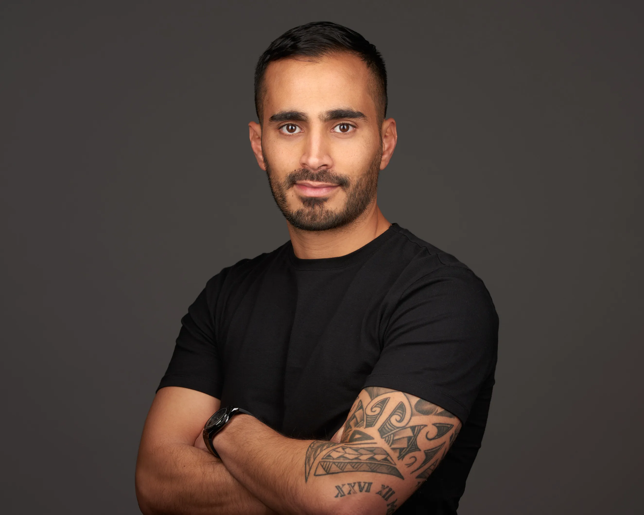 שותף עסקי מרמת גן בסטודיו. תדמית לעסקים במבט סמכותי ונינוח המשרה ביטחון. צילום תדמית מקצועי המיועד לאתר ולשימוש עסקי.