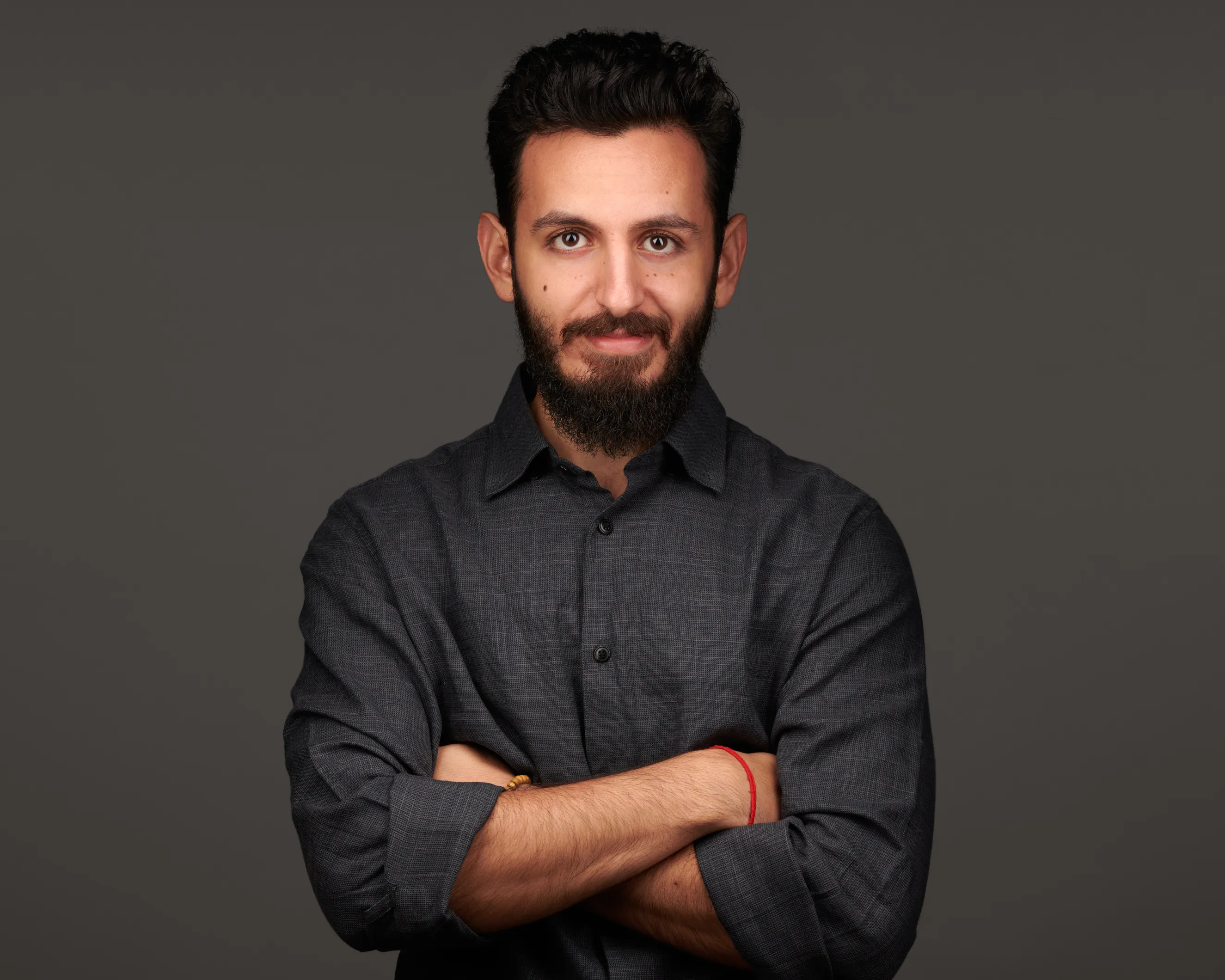 שותף עסקי מכפר סבא בסטודיו. צילום לעסקים במבט סמכותי ונינוח המשרה ביטחון. צילום תדמית מקצועי המיועד לאתר ולשימוש עסקי.