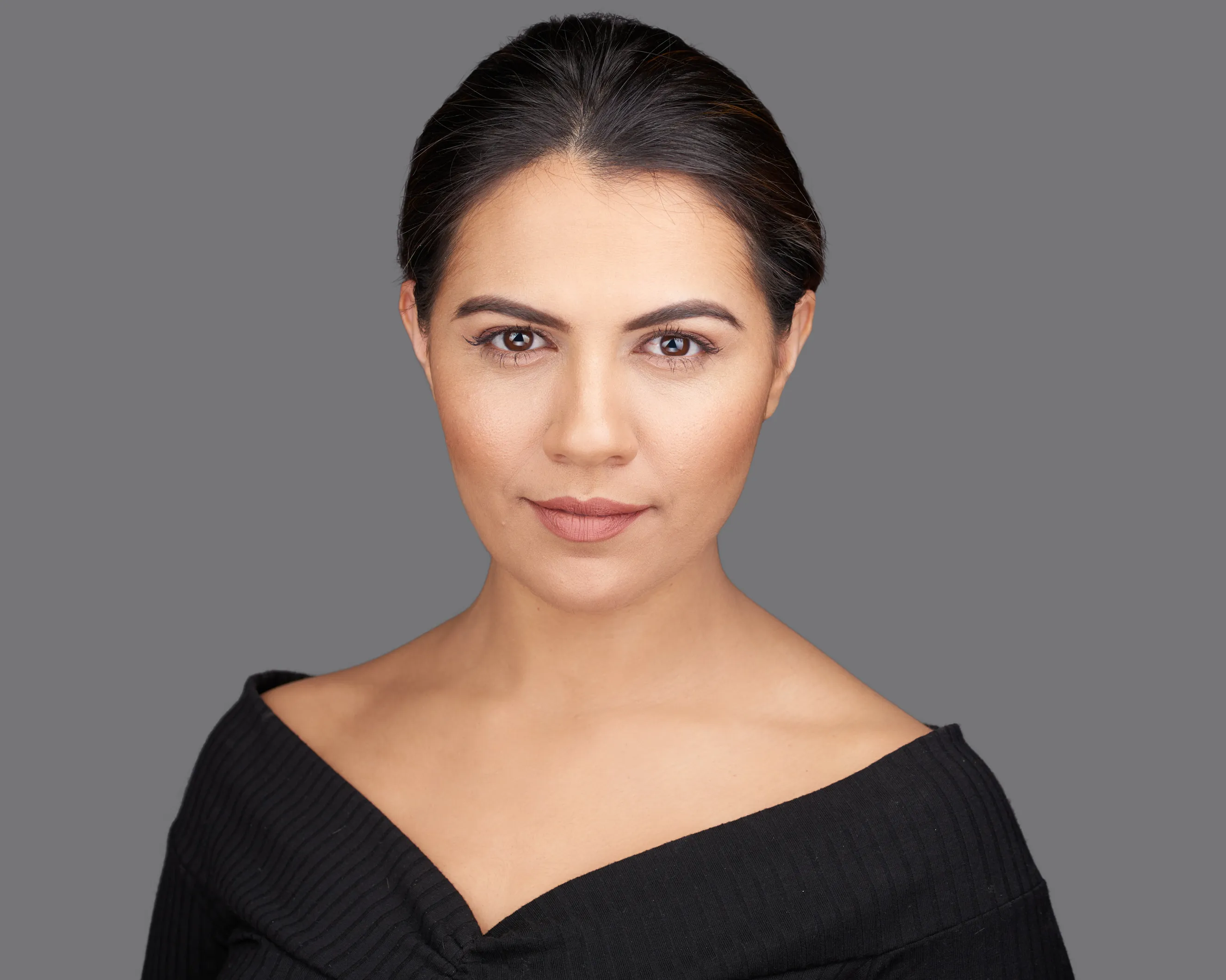 עורכת דין עצמאית בסטודיו. פורטרט עסקי בחיוך נגיש ואנרגיה מקצועית תחת תאורה מוקפדת. צילומי תדמית המיועדים לפרופיל הלינקדאין.