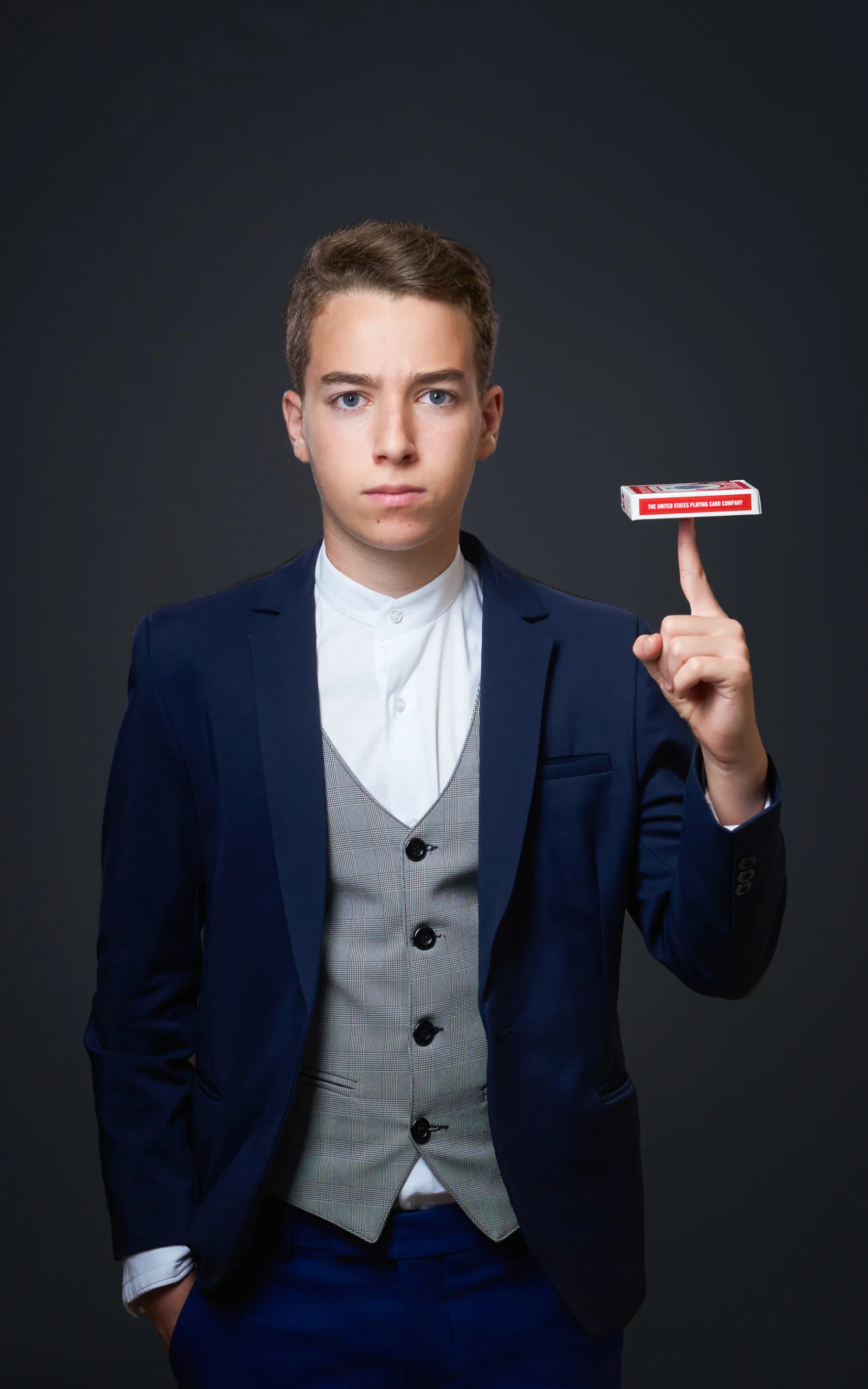 אמן חושים מרמת גן בסטודיו. צילום לעסקים במבט סמכותי ונינוח המשרה ביטחון. צילום תדמית מקצועי המיועד לאתר ולשימוש עסקי.