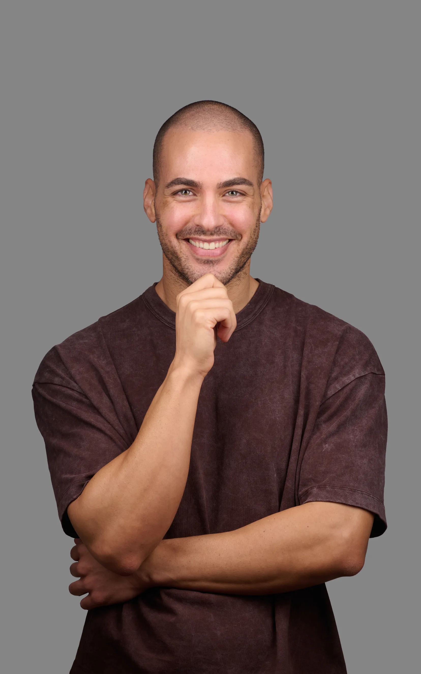 בעל עסק עצמאי מתל אביב בסטודיו. צילומי תדמית לעסקים במבט סמכותי ונינוח המשרה ביטחון. צילום תדמית מקצועי המיועד לאתר ולשימוש עסקי.