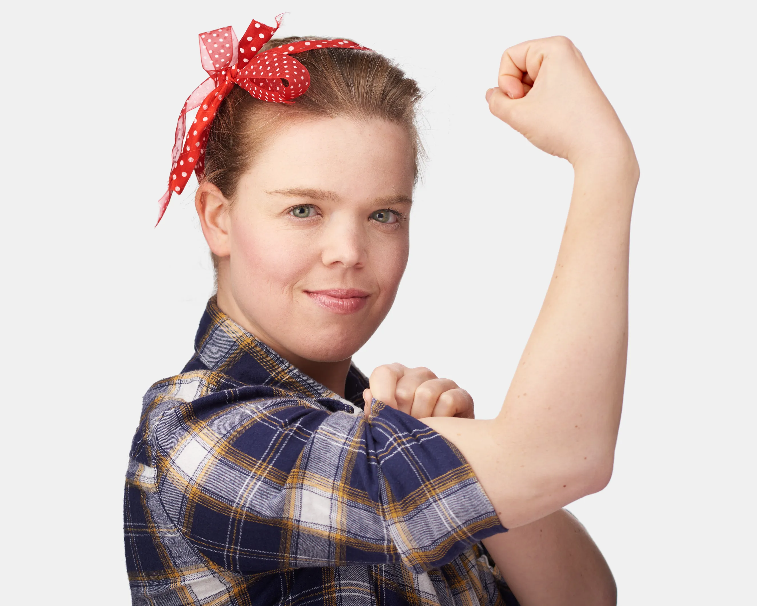 שחקנית עצמאית מתל אביב בסטודיו. צילום עסקי בחיוך נגיש ואנרגיה מקצועית תחת תאורה מוקפדת. צילומי תדמית המיועדים לפרופיל הלינקדאין.