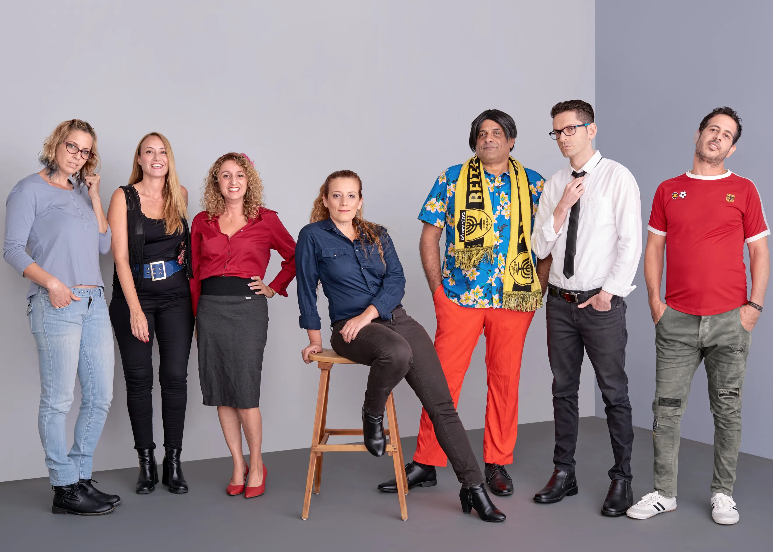 קבוצת שחקנים מאזור המרכז בסטודיו. תמונה קבוצתית באווירה דינמית ומשותפת המיועדת ליחסי ציבור וקידום.