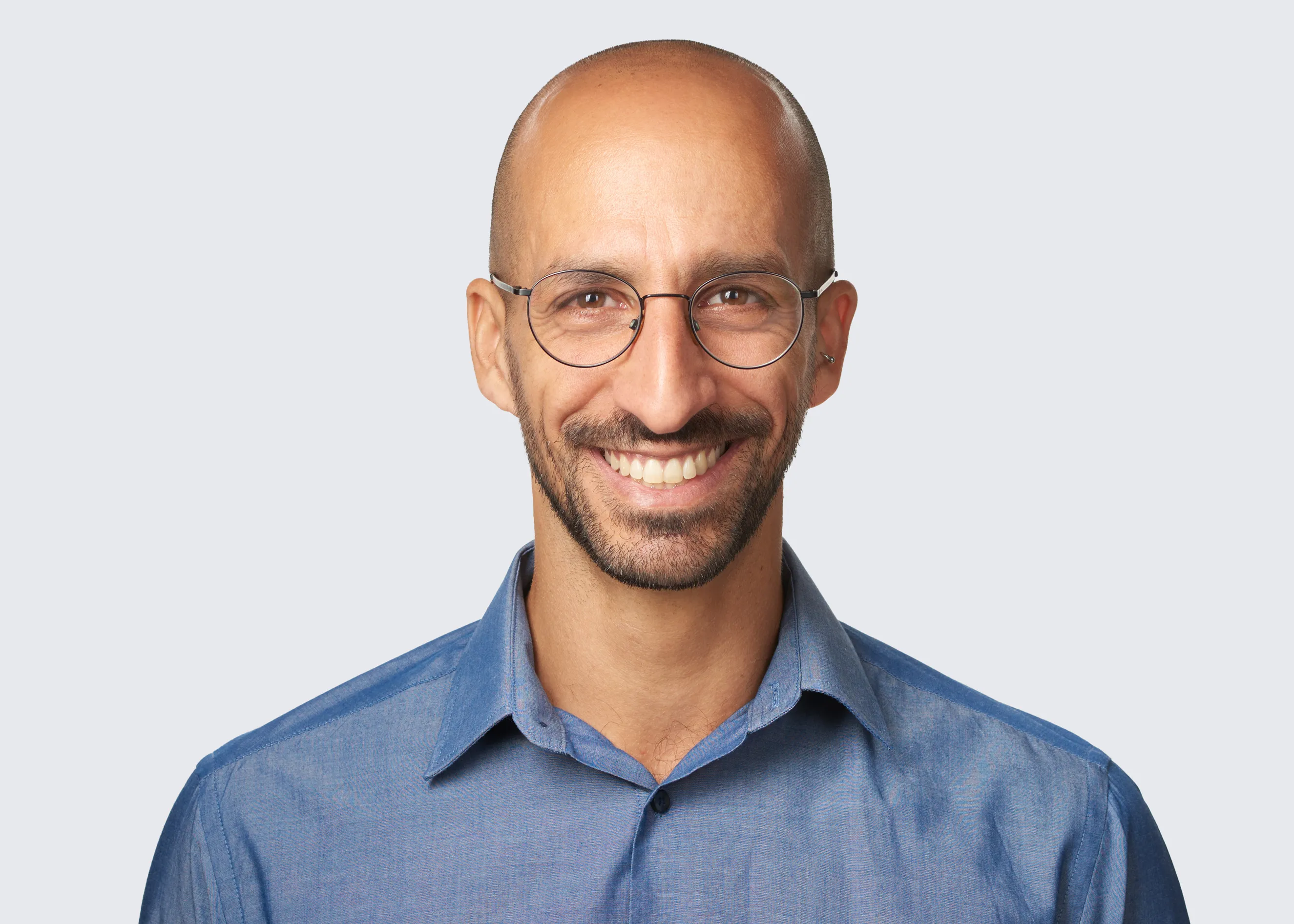 מהנדס חומרה בפורטרט עסקי בסטודיו באזור השרון. צילום תמונות פרופיל במבט ישיר המשרה אמינות ללינקדאין.