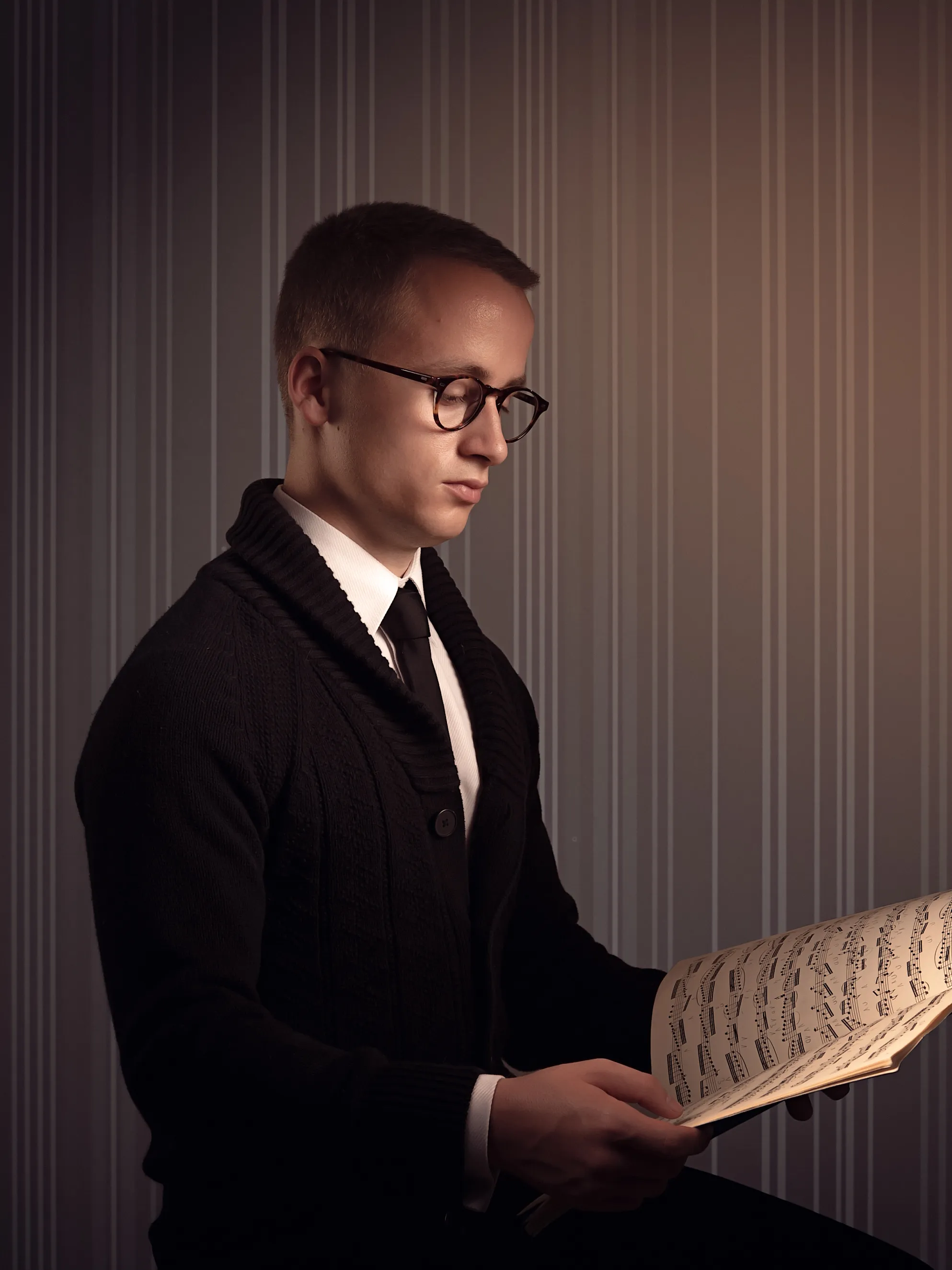 פורטרט מוזיקאי איכותי לשימוש מקצועי ופרסום של כנר מגרמניה בצילום קונספט בסטודיו, במבט מלא ריכוז ותשוקה מוזיקלית.