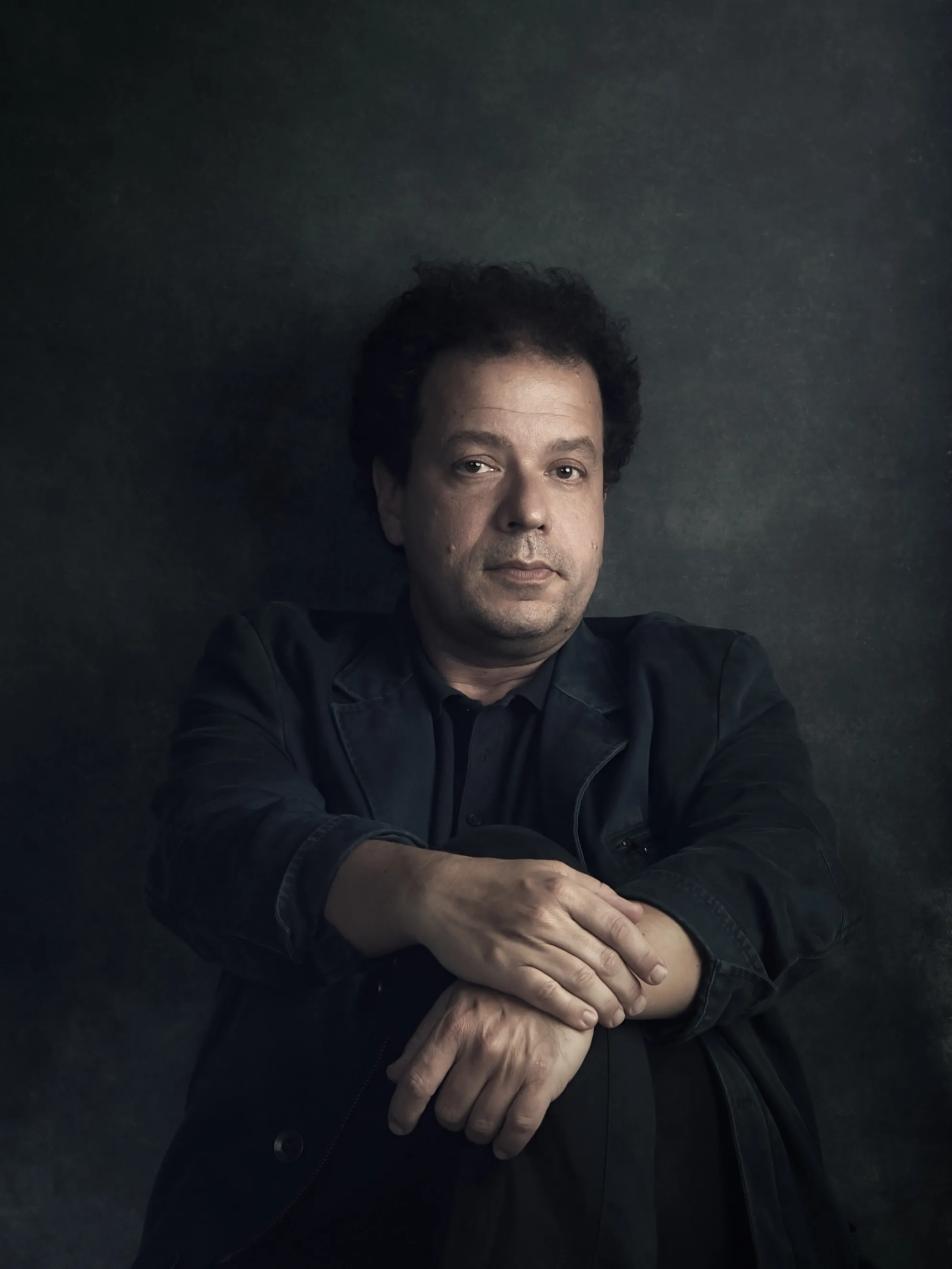 פורטרט מוזיקאי המיועד לפרומואים ויחסי ציבור של פרופסור למוזיקה ופסנתרן מקלן, גרמניה בסטודיו, באווירה דינמית המייצגת את האנרגיה שעל הבמה.